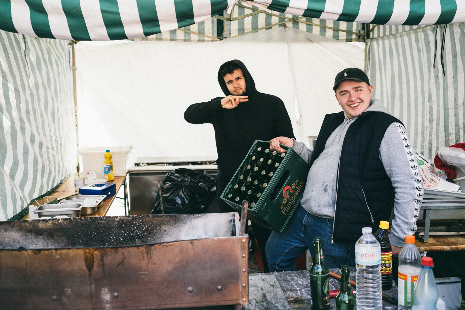 Richy aka Yung Chefwax aka Cashwäx aka Flexwäx verkaufte nicht nur das beste Schaschlik Hessens, sondern macht auch alle Lebern der Anwesenden froh