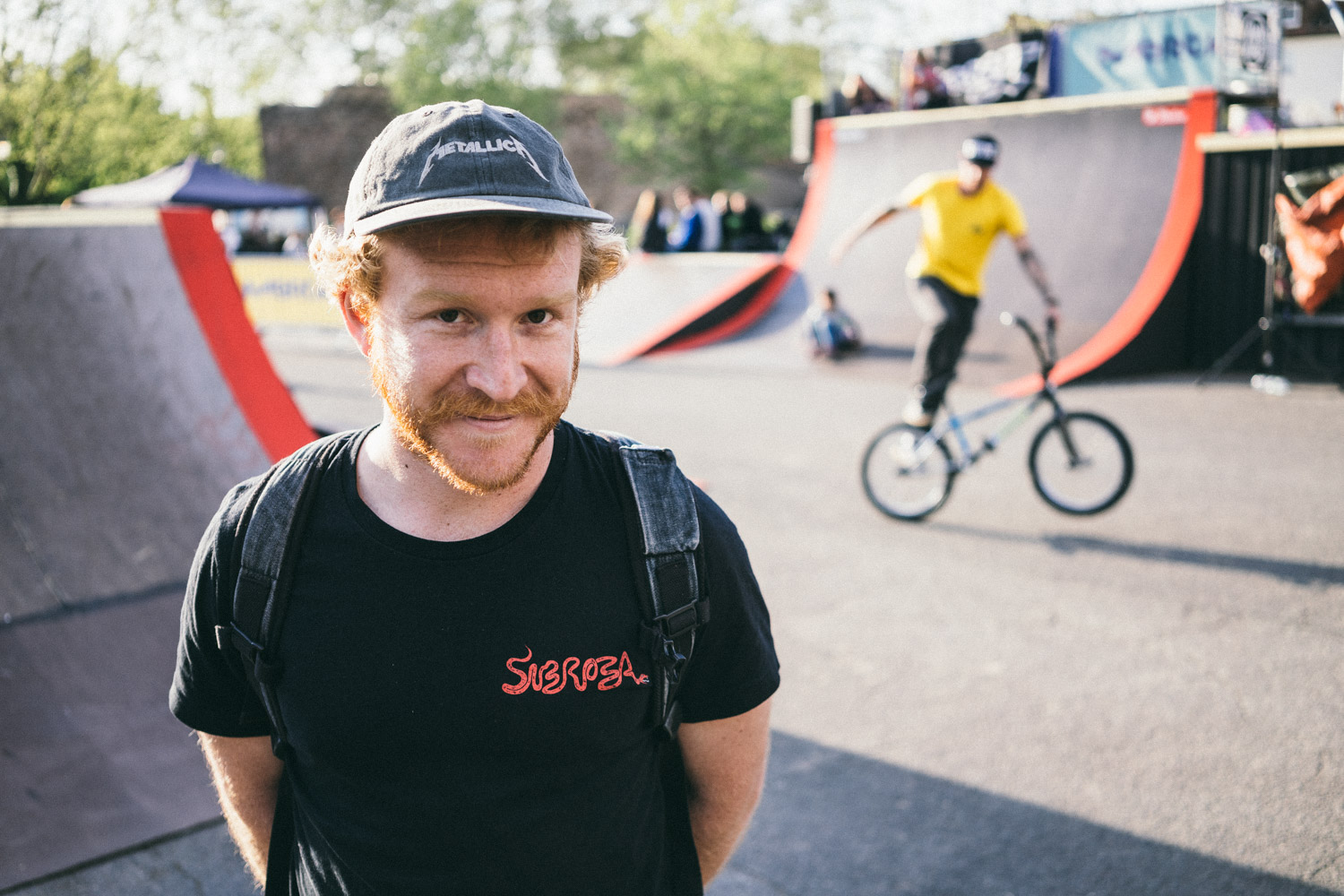 Tom Schorb-Mergenthaler in feinster Schuljungenpose während im Hintergrund der Flatlandflo seine Runden dreht