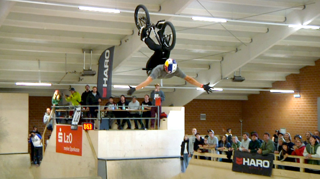 Hier entlang für die Highlights von den German Open in der Skatehalle Oldenburg aka der ersten Deutschen BMX Park Meisterschaft seit 2008.