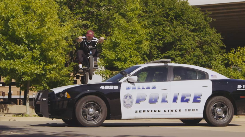 Dobie Hoan ist ab sofort für Kink BMX unterwegs, wo er ohne Umwege über das Flowteam oder ähnliches einen Profivertrag unterschrieben hat.