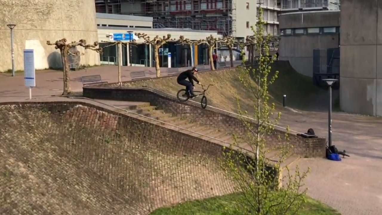 Kai-Schulte gönnt seinen Gelenken keine Pause und liefert mit diesem Welcome-Edit für Radio Bikes sein drittes Knallervideo innerhalb von drei Monaten ab.