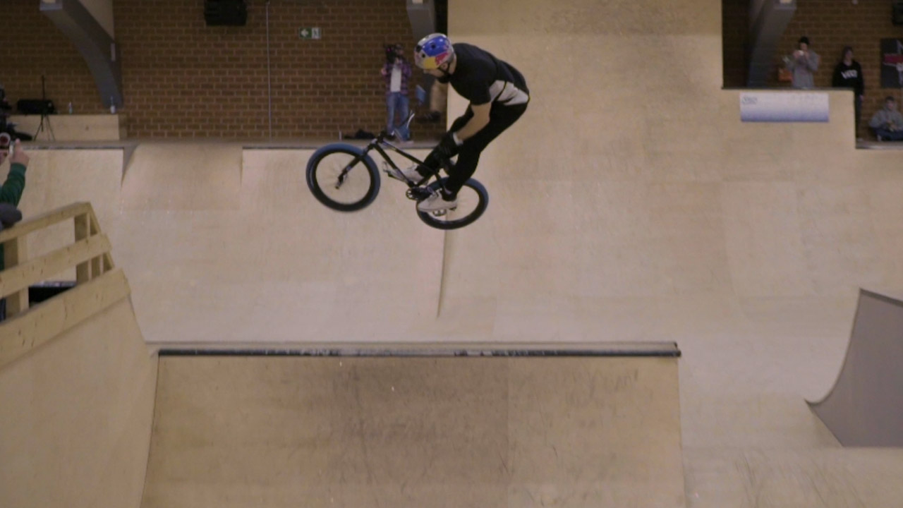 Kostya Andreev war einer der vielen Fahrer, der beim LYBD-Contest mitgeholfen hat, die Skatehalle Oldenburg abzureißen. Hier ist sein Siegesrun.