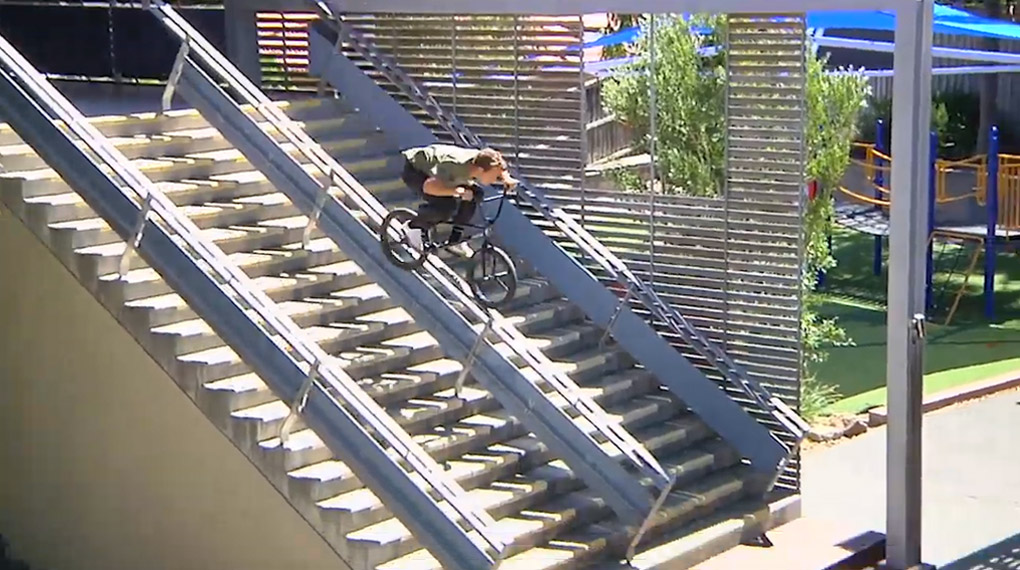 Lewis Mills wird als der neue heiße Scheiß gehandelt und in diesem Video für éclat liefert er haufenweise gute Gründe dafür, dass er das auch wirklich ist.