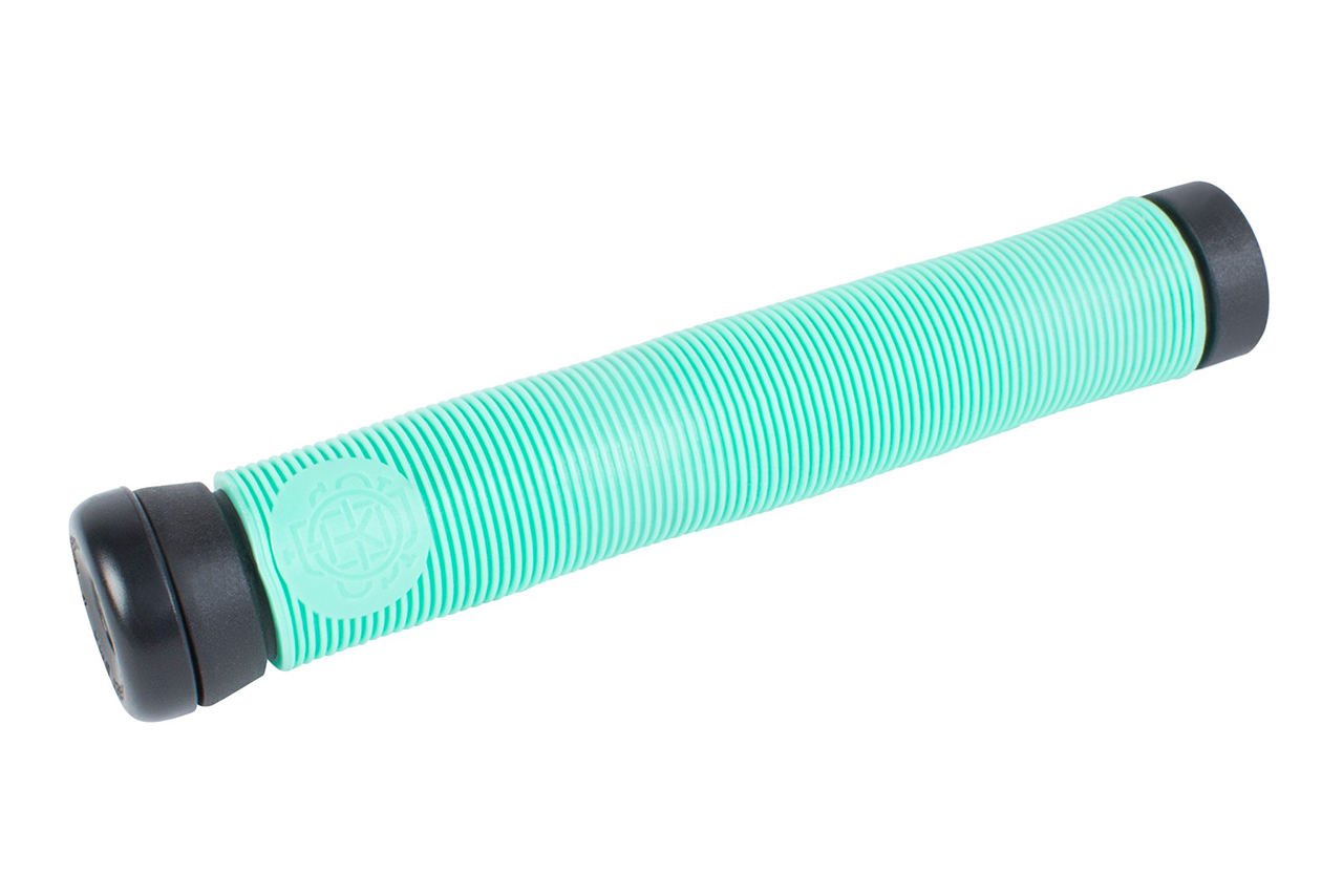 Der Warnin Grip ist der neue Signaturegriff von Gary Young. Dank seines ungewöhnlichen Designs mit verschiedenen Durchmessern fühlt er sich von der ersten Sekunde so an, als wäre er schon eingefahren. Genau wie der Keyboard Grip verfügt auch der Warnin über zwei Lagen: eine weiche obere und eine härtere darunter für mehr Haltbarkeit. Die ''Par Ends''-Lenkerende sind im Lieferumfang mit inbegriffen. Neue Farben: Toothpaste siehe hier) oder Notebook Yellow (siehe vorherige Seite)