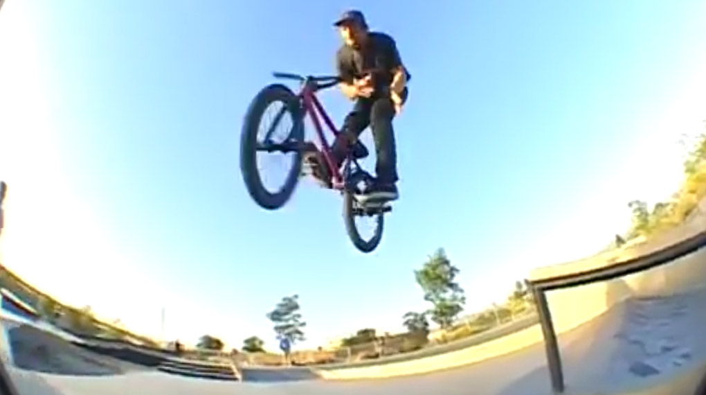 Die wethepeople-Teamkollegen Jordan Godwin und Dan Kruk renken sich in diesem Video für die VX von Grant Castelluzzo am Sheldon Plaza die Hälse aus.