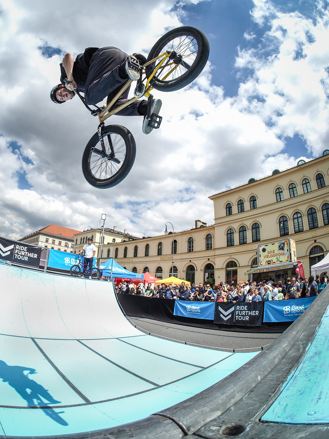 Bevor Johannes Winkelmann das Mic übernahm, knipste er noch schnell mit Sebastian Gerlich einen 360 to Fakie