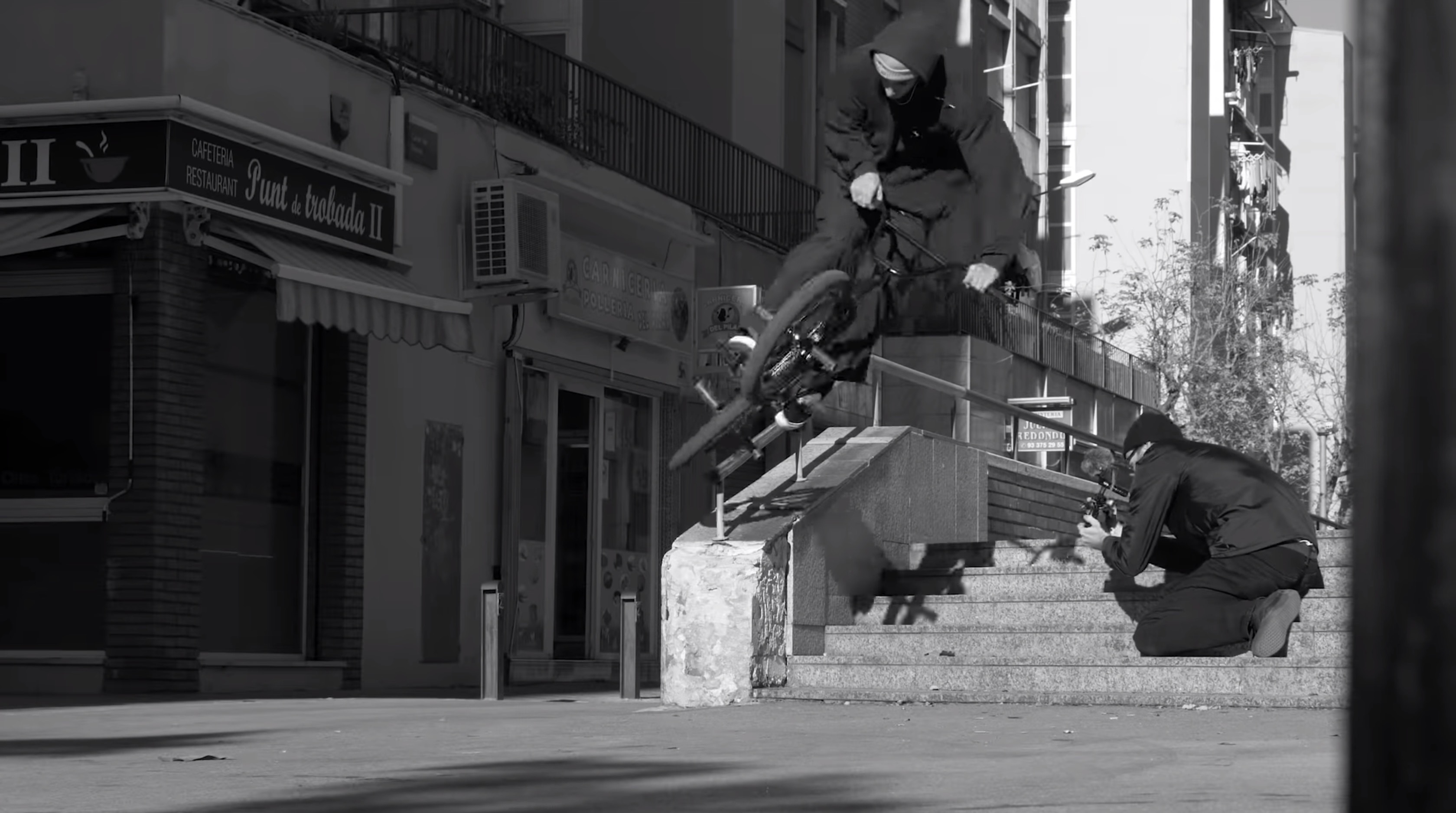 Um die Werbetrommel für seine neue "Simo"-Signaturelinie von Shadow zu rühren, zeigt uns Simone Barraco, wie kreatives Streetfahren heutzutage aussieht.