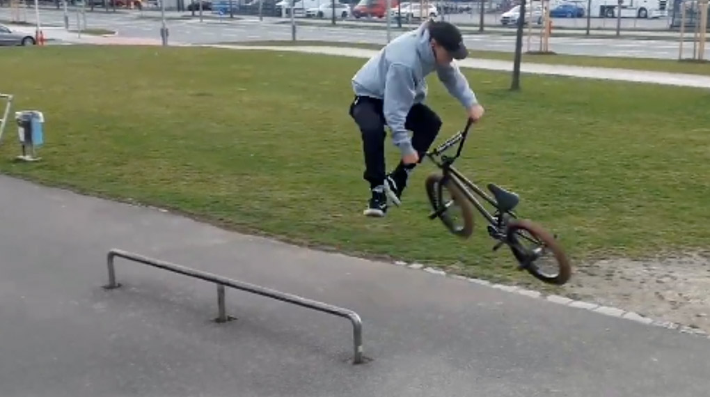 Das Team des 360 Grad Sportshops hat auch im April wieder fleißig Clips gestackt. Hier sind die besten Aufnahmen auf 4 Minuten verdichtet.