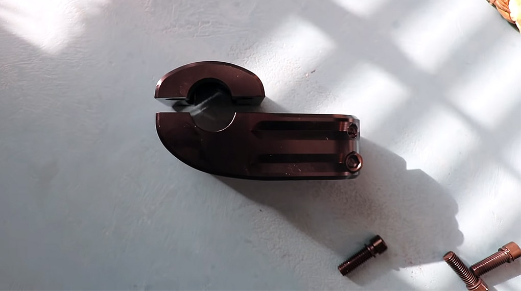 In dieser Folge der SIBMX-Werkstatt setzt sich Adrian Warnken mit dem Thema BMX-Vorbauten auseinander und erklärt dabei die wichtigsten Spezifikationen.