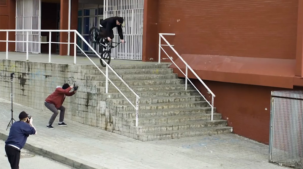 Mit einem Schwung frischer Clips plus einer Prise Zweitverwertung rührt Jordan Godwin die Werbetrommel für die Chocolate Bars von éclat.