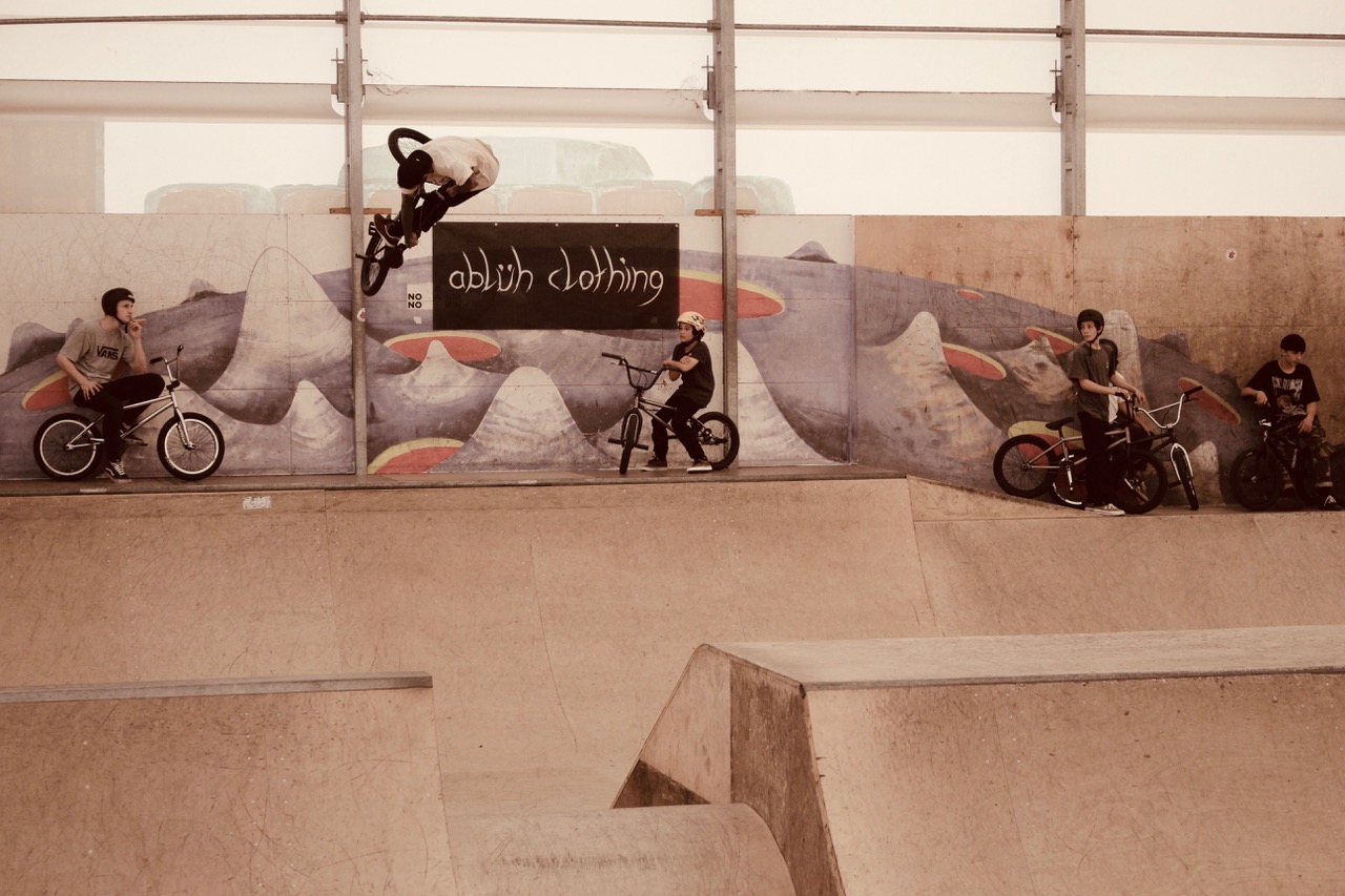 Michel Carmona, seines Zeichens mit seiner Frau Karin, Betreiber der Halle, musste hingegen leider auf sehr unschöne Weise erfahren, dass selbst jahrelange Routine dann und wann seinen Tribut zollt. Alles ging sehr schnell und man kann schlußendlich nicht genau sagen, wie es passierte. Kurz gesagt, gefühlt zwanzig Sekunden Ohnmacht, anschließend wackeliger Gang vor die Halle, wo er von Sanitätern in Empfang genommen und ins Krankenhaus gebracht wurde. Die gute Nachricht ist, dass er einen Tag später entlassen wurde und seine obere Zahnreihe wieder komplett ist. Gott sei Dank! [caption id="attachment_100876" align="alignnone" width="1280"] Und noch mal Diego, der Junior von den Hallenbetreibern Karen und Michel Carmona. Auch wenn er hier etwas finster schaut, er ist so ziemlich der coolste Zwerg weit und breit. Ob er BMX fährt? Was glaubt Ihr?![/caption] Abschließend sei gesagt, dass der erste Stopp der Ride Hard Session Tour 2019 ein rundum gelungener, entspannter, aber auch nervenaufreibender Tag in Basel war. Danke an alle, die sich auf den Weg nach Basel gemachten haben, um gemeinsam die Saison einzuleiten. Und ganz besonderen Dank an Samuel Gallenstein samt Familie für euren Einsatz und das Anpacken. So war es auf jeden Fall etwas einfacher! [caption id="attachment_100874" align="alignnone" width="960"] Samuel Gallenstein: Moderator, Helfer all day long und ganz nebenbei noch Teilnehmer. Danke für euren Einsatz (seine Mum packte auch fleißigst mit an)[/caption] Wer es bis jetzt noch nicht geschafft hat, die Trendsporthalle in Basel mit ihrem Park, dem Bowl, der Vert und dem dann und wann aufgebauten Streetbereich zu fahren, sollte dies auf jeden Fall nachholen. Karin, Michel und Junior Djego erwarten euch mit offenen Armen. Vielen Dank an euch, dass wir eure Halle ein zweites Mal nutzen durften! [caption id="attachment_100872" align="alignnone" width="1280"] Konsty Rudobashta zeigt Edgar und Jonathan, wie man aus wenig viel bauen kann[/caption] PS: Der nächste Stopp der Ride Hard Session Tour 2019 findet übrigens am 8. Juni in Yverdon-les-Bains (CH) statt und wird Teil des "All Inclusive"-Contests sein. Mehr Infos zur Tour gibt es unter www.ridehardsessiontour.com oder auf Instagram (@ride_hard_session_tour) und Facebook. Text: Maik Nagl Fotos: Maik Nagl und Simon Gallenstein