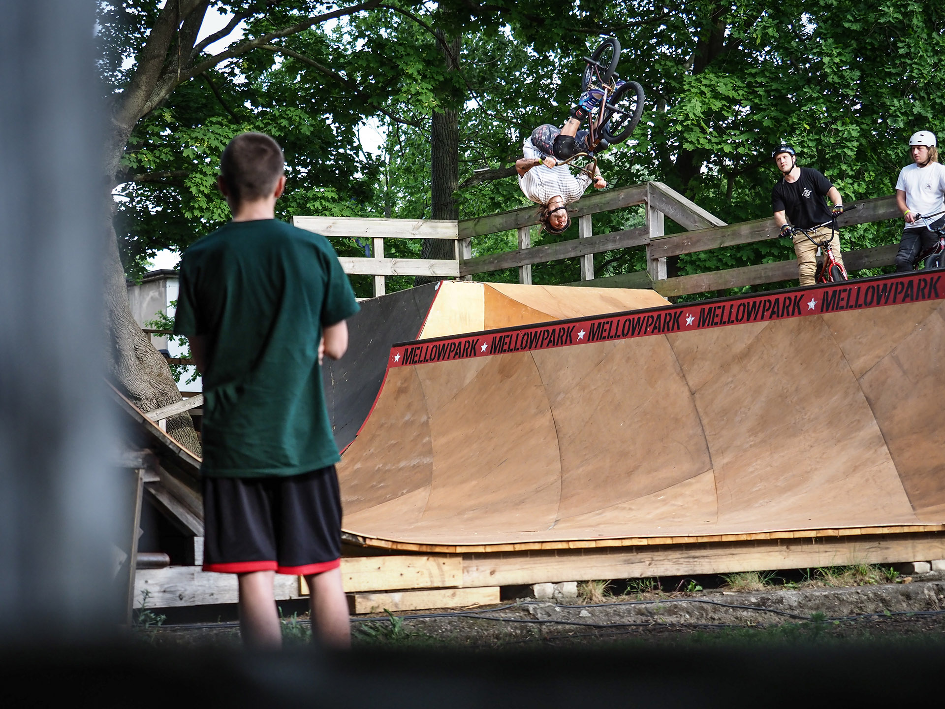 Angesichts dieses Flairs würde man nicht denken, dass Eric Roehse aka Keule die komplette T-Shirtkollektion von Animal im Schrank liegen hat