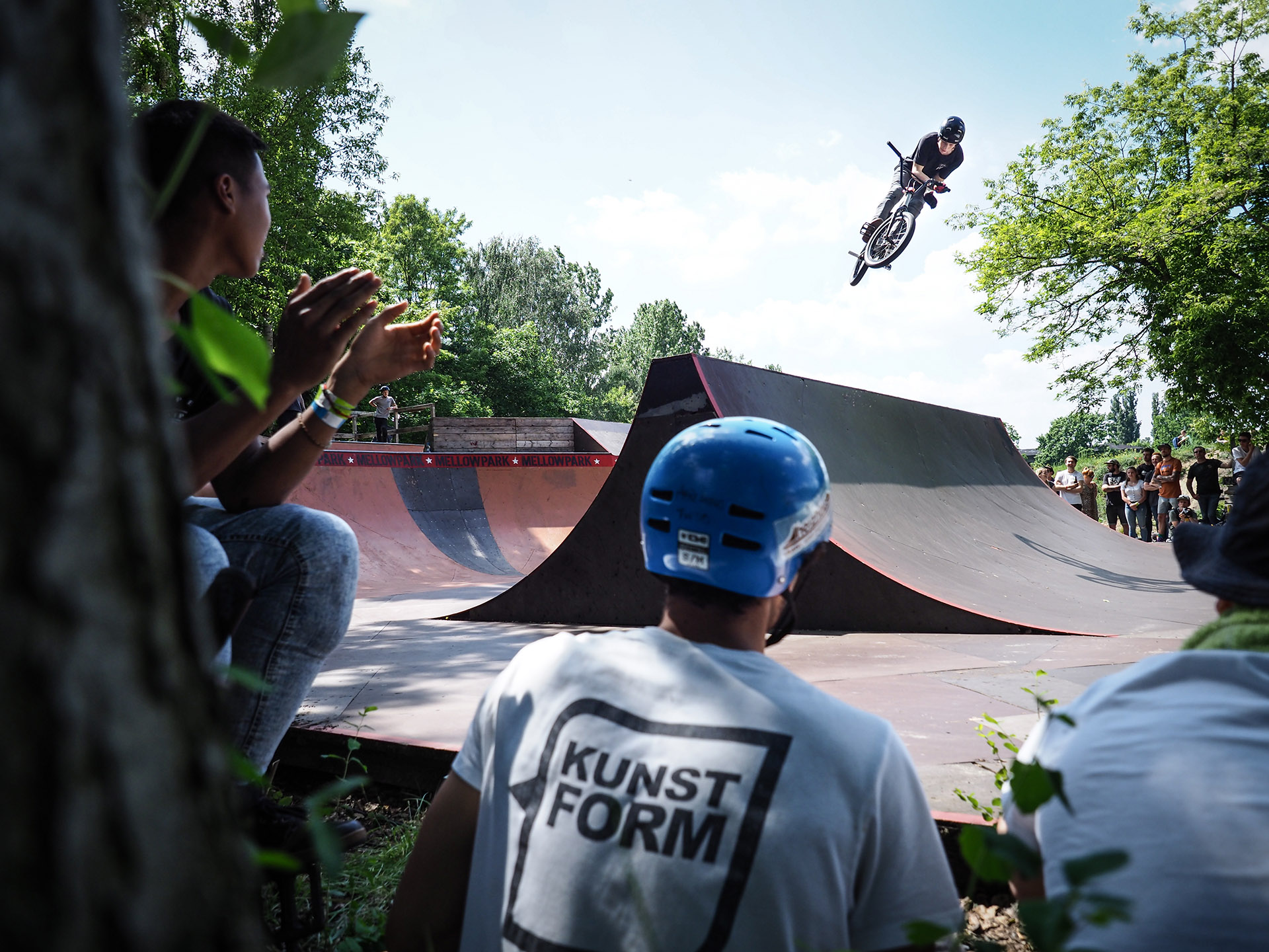 Nils Petersen fährt einen LKW über das Rückrat