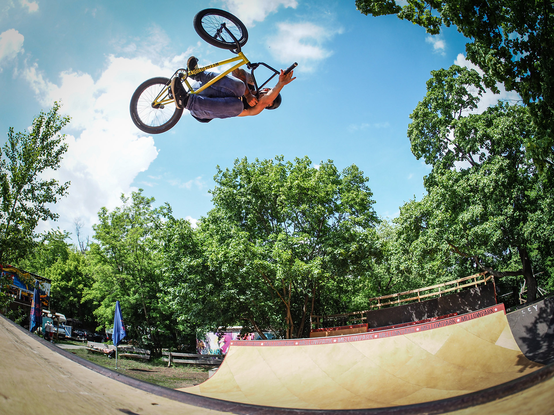 Fabian Haugk aka Ian Hawk mit einem amtlichen Invert auf der frisch umgebauten Minirampe des Mellowparks