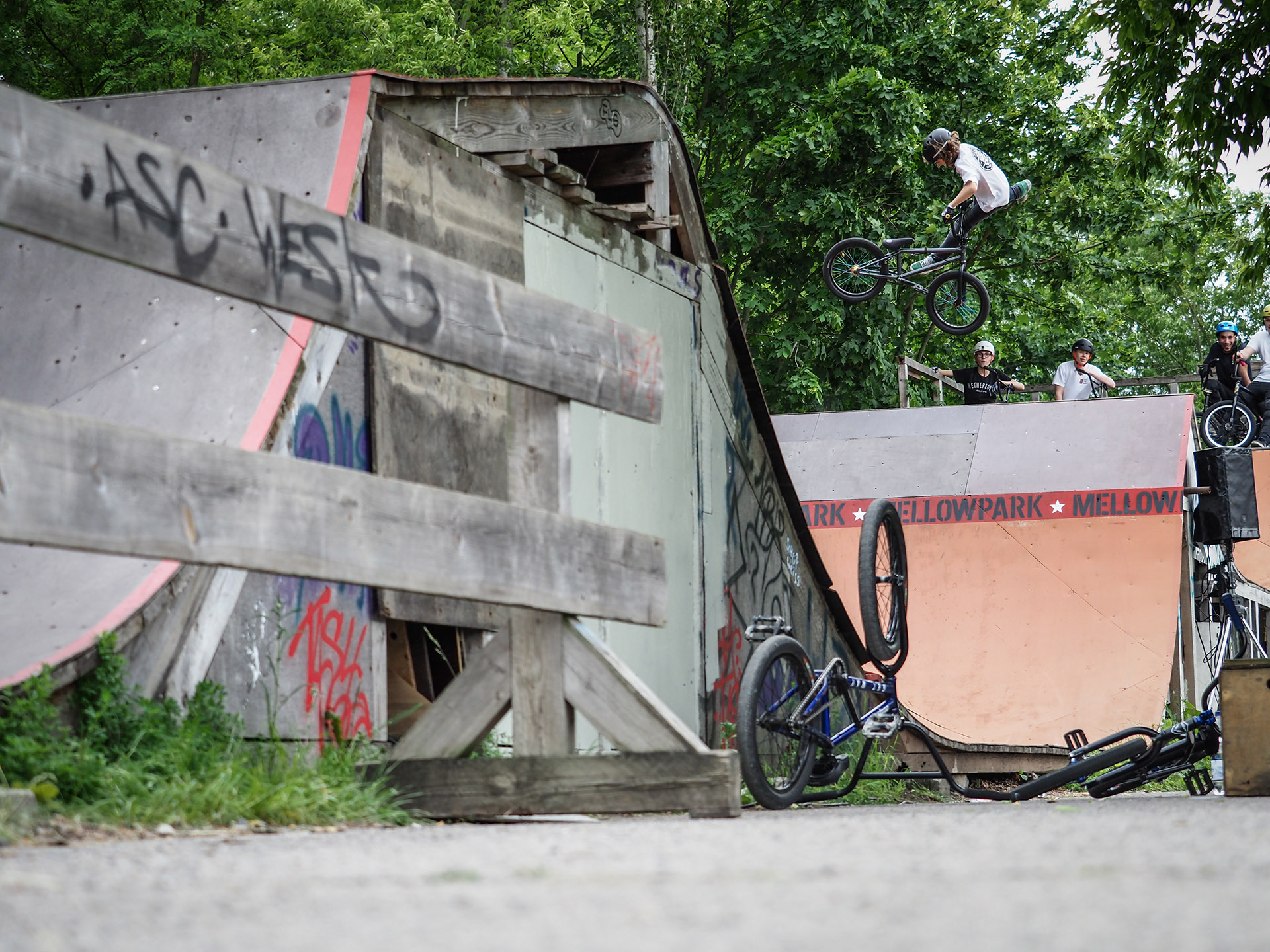 Hat Lennox Zimmermann sich nicht gerade erst das Handgelenk gebrochen? 360 Tailwhip auf Rudis