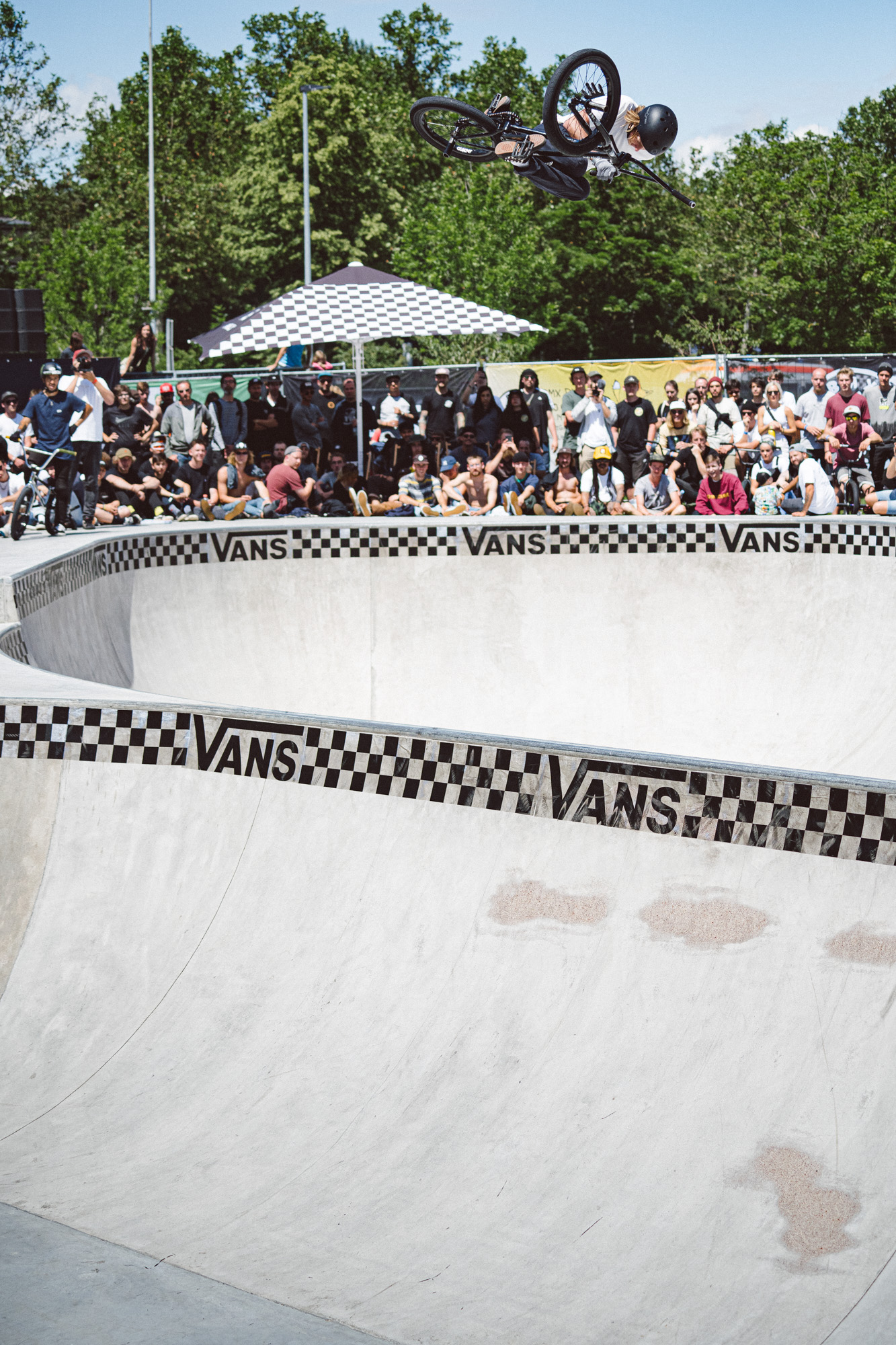 Und noch so ein Typ, den manch einer vor dem ersten Stopp des VANS BMX Pro Cups in Deutschland wahrscheinlich nicht auf dem Zettel hatten: Josh Dove ist zwar erst 16 Jahre alt, fegte aber schon wie ein alter Veteran durch den Bowl; Foto: Merlin Czarnulla