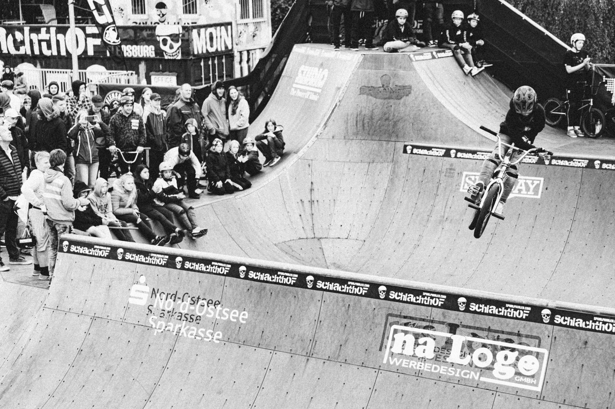 Es dürfte nicht mehr allzu lange dauern, bis Tom Clemens in der Pro-Klasse. Dieser Barspin über die Spine gehört auf jeden Fall zu den zahmeren Tricks des 13-jährigen Nachwuchstalents