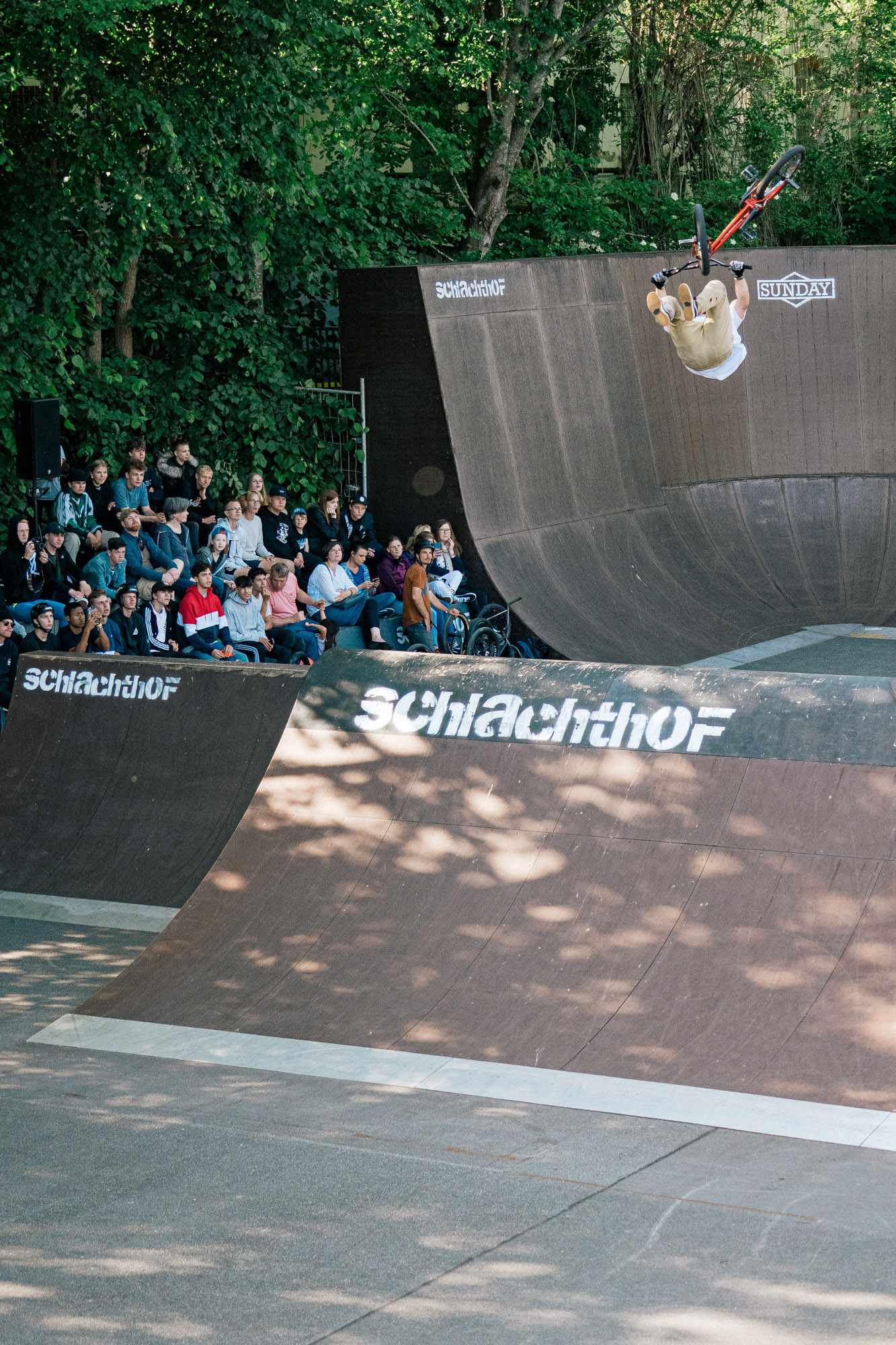 Julian Bachmann hängte vor der Landung an diesen Backflip Tailwhip noch einen X-Up dran