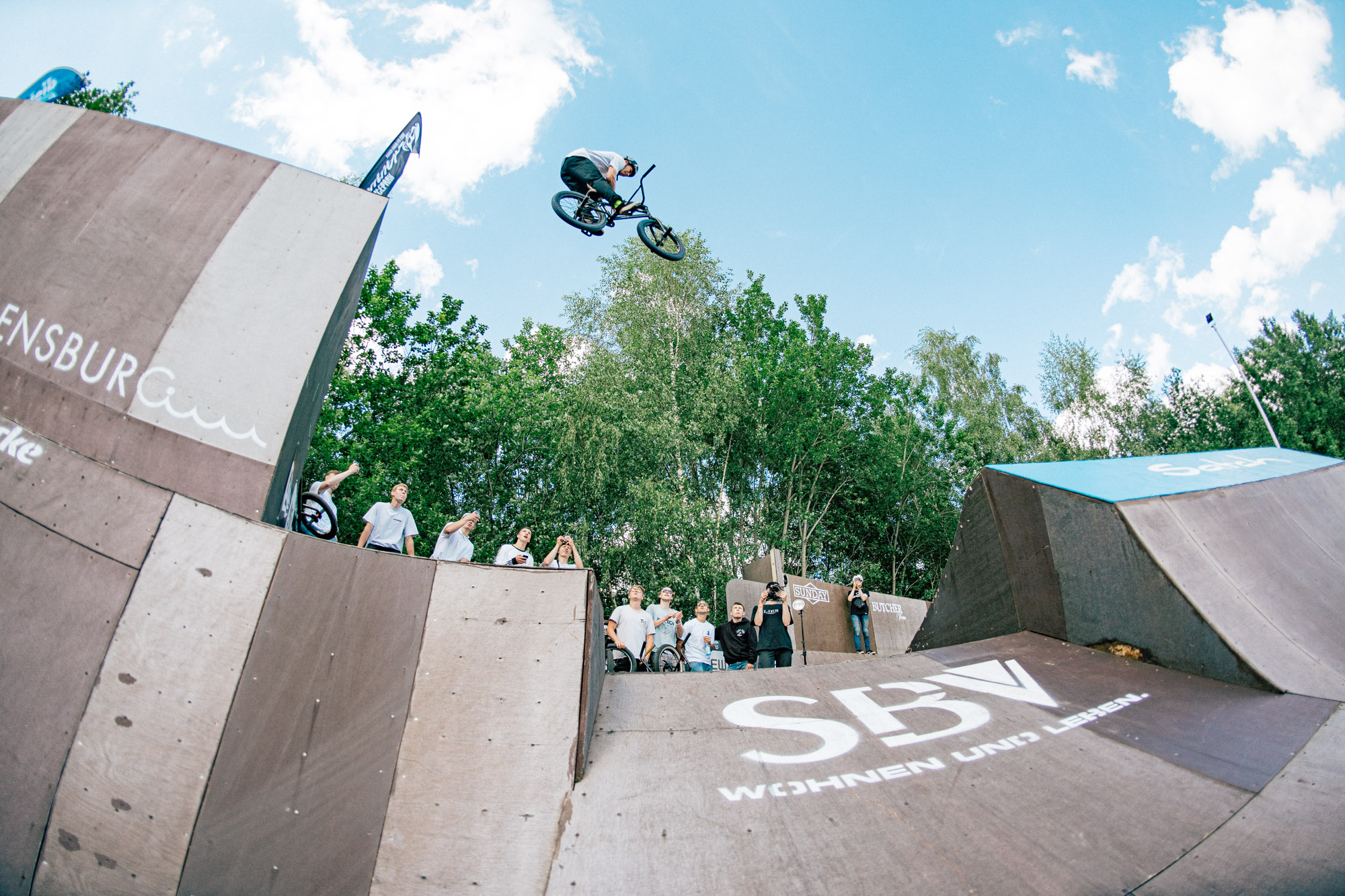 Attacke! Wer weiß, wie der junge Mann heißt, der sich hier mit einem Bizzla vom Wallride in die Landung des Step-ups wirft? Sachdienliche Hinweise bitte über Insta oder Facebook an uns. Danke!