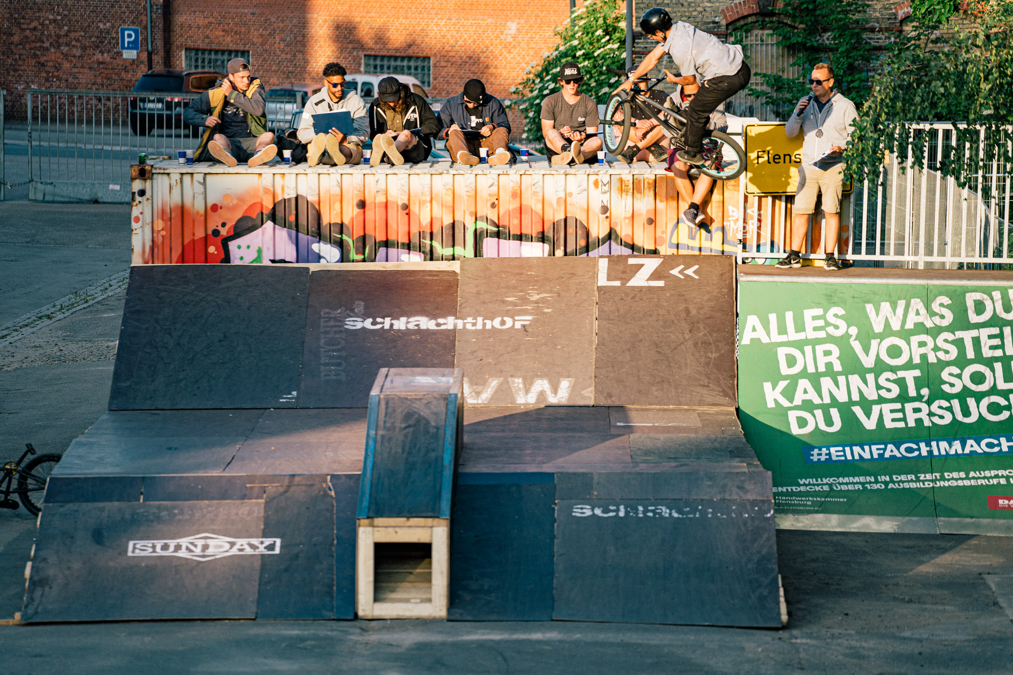 Christian Gaus fuhr am Freitag den Streetcontest mit, half dann das ganze Wochenende hinter den Kulissen fleißig mit und feierte am Sonntag während des Dirtcontests seinen Geburtstag