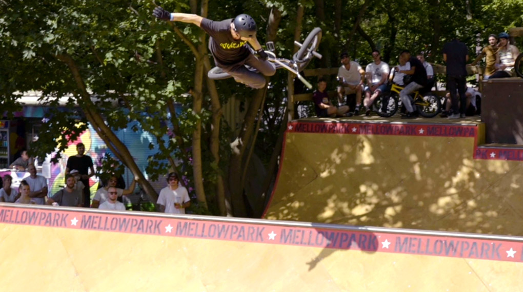 VIBEZ! Hier entlang für die geballte Ladung Street-, Park-, Miniramp-, Dirt- und Flatlandlandhighlights vom Highway to Hill 2019 im Mellowpark Berlin.