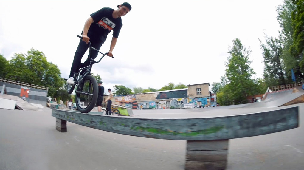 Als Ergänzung zu unserer eigenen Berichterstattung vom Highway to Hill gibt es heute einen Schwung Clips vom kunsform-Team aus dem Mellowpark.