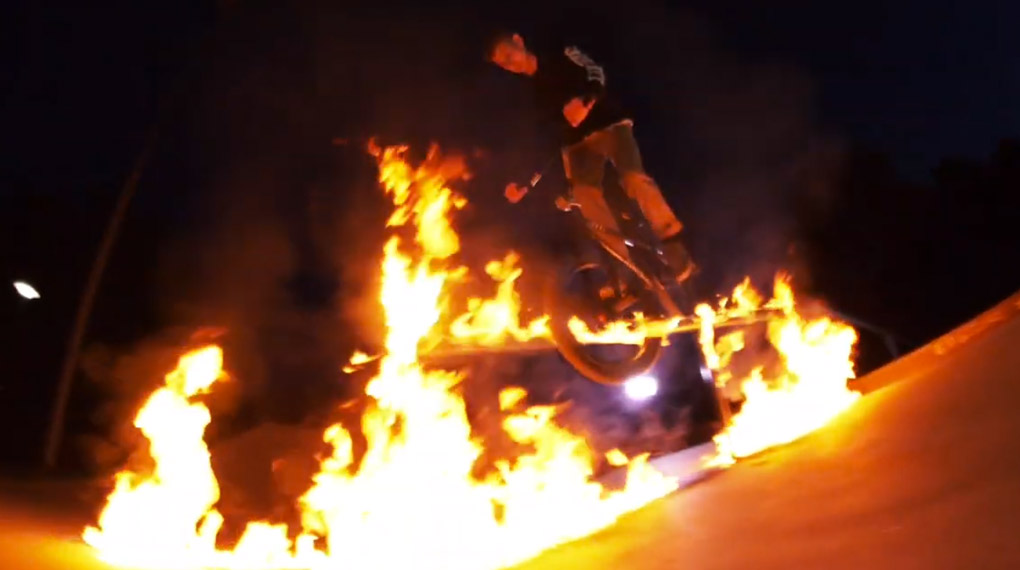 Marcel Profittlich hat ein in zweifacher Hinsicht echt feuriges Video von seinen Homies Moritz Guddat und Kai Rumohr im Skatepark von Kiel-Gaarden gefilmt.