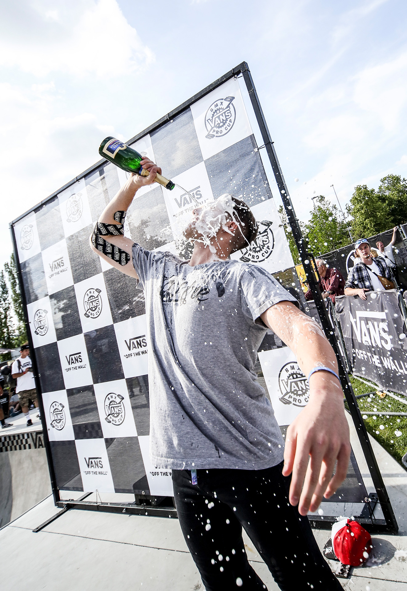 In your face: Alejandro Vela feierte seinen Sieg gebührend mit einer Flasche Champagner; Foto: Andy Grüber