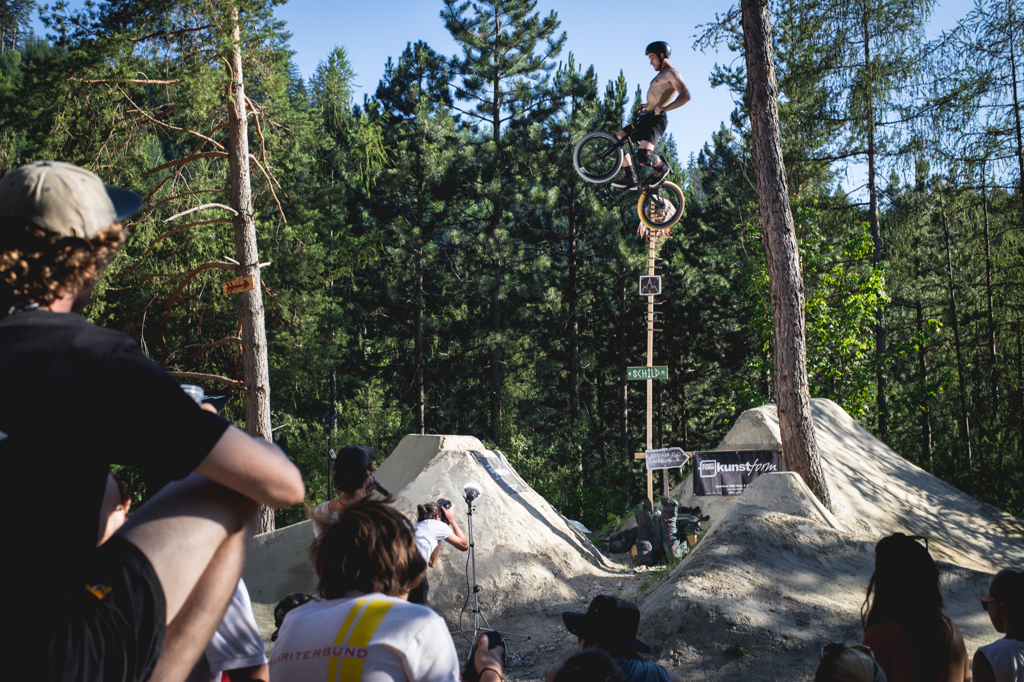 Wahl-Innsbrucker Bobo Ujvari ist kurz vom Badesee vorbeigeradelt und fuhr ganz oben beim Highjump mit. Barfucker fürs Publikum von Bobo