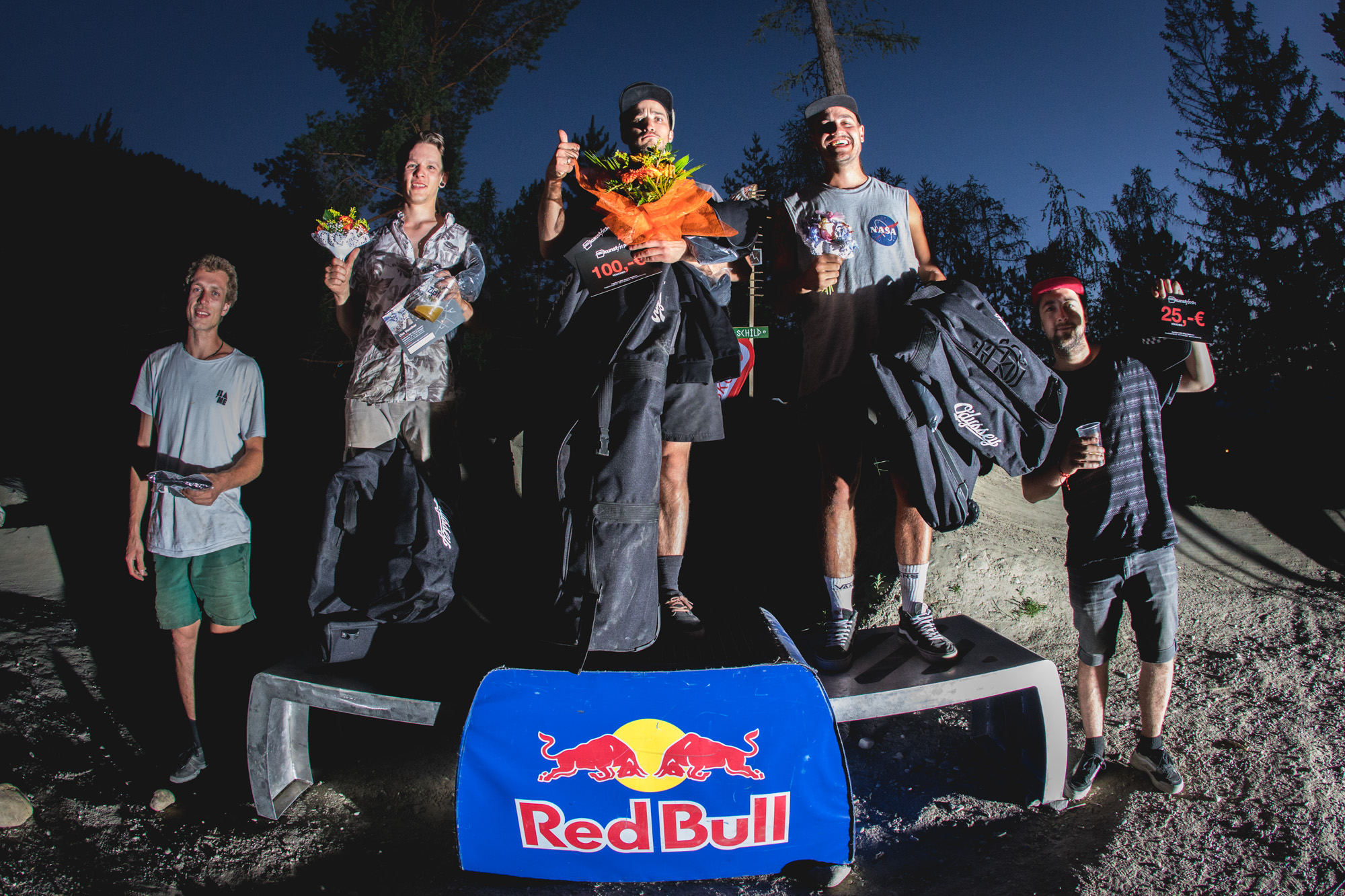 Verdient gewonnen hat die 20inch Trophy im Dirtpark Innsbruck am Ende Bobo Ujvari, Rang 2 ging an Chris Halbritter, Stylepapst Jakob Kabelka holte die Bronzemedaille, Mr. Lookdown aka Dave Lemberger kam auf Platz 4 und den 5. gab es für Digger Kevin Holub