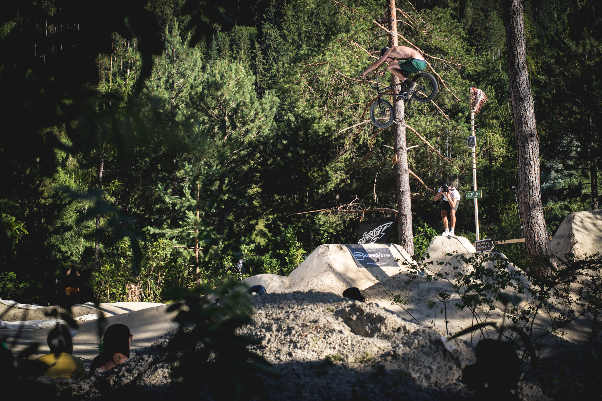 Als erstes Highlight gab es einen Hochsprungcontest auf der kleinen Line. Kevin Holub neigt hier die Nase Richtung Landung