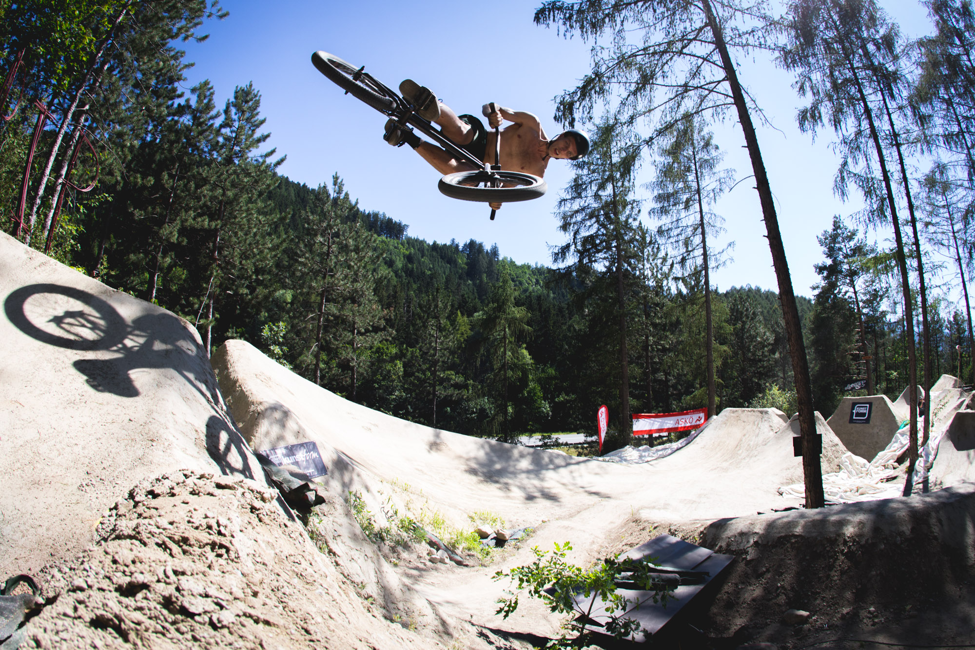 Kevin Holub mir einem Air in der Mitte der kleinen Line