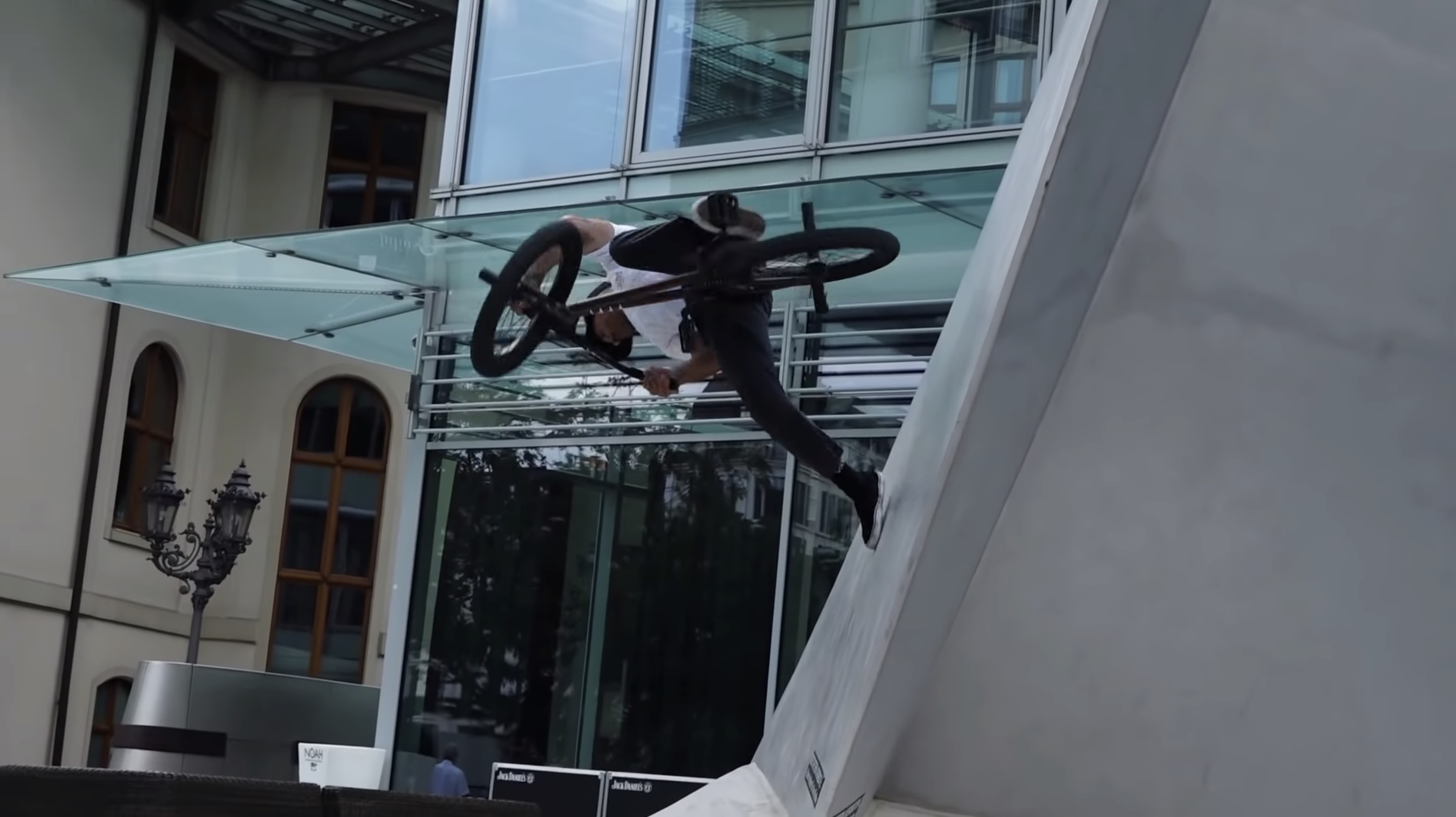 Rasiert! Dakota Roche, Sean Ricany, Chase Dehart und Kilian Roth geben sich im Auftrag von VANS und der Cult Crew bös