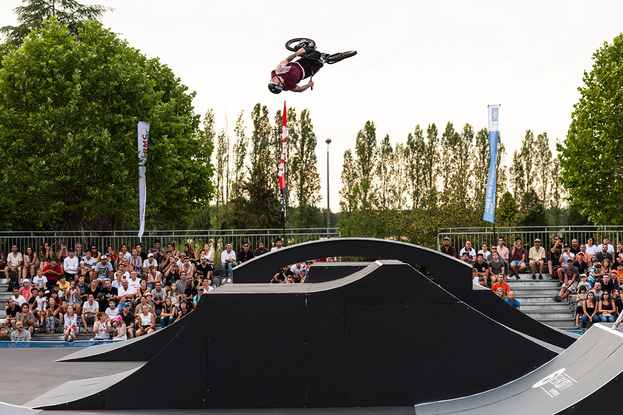 Mit einer eindrucksvollen Vorstellung hat sich James Jones gestern beim letzten Stopp der FISE European Series in Frankreich auf Platz 1 für das heutige Finale der Herren qualifiziert.