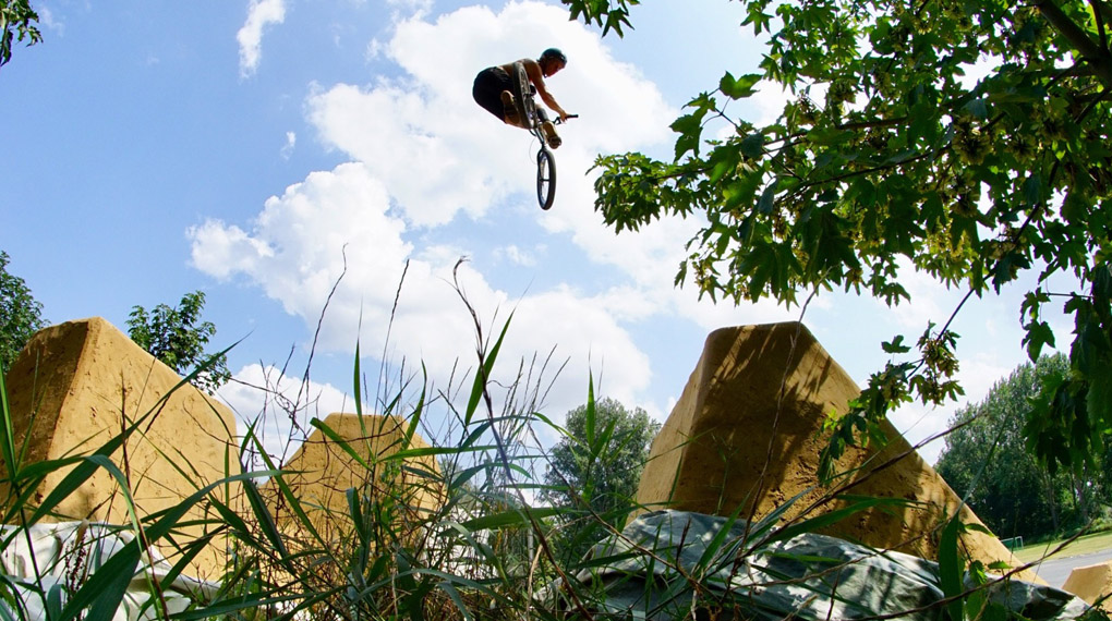 Dreck, internationaler Besuch und brennende Sofas – so lässt sich der Motion Trails Jam in Bremen ziemlich gut zusammenfassen.