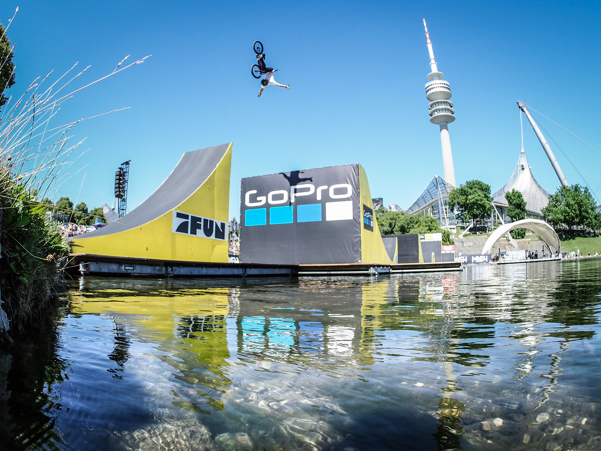 Die Fluggesellschaft, mit der Alex Nikulin nach München gekommen war, hatte sein Rad verloren. Zum Glück kam es gerade noch rechtzeitig am Samstagmorgen an, so dass unser russischer Freund vor dem Contest noch ein paar Trainingsrunden drehen konnte. Kurze Zeit später warf er mit Tricks wie diesen Nohanded Frontflip um sich und sicherte sich den Einzug ins Finale am Sonntag