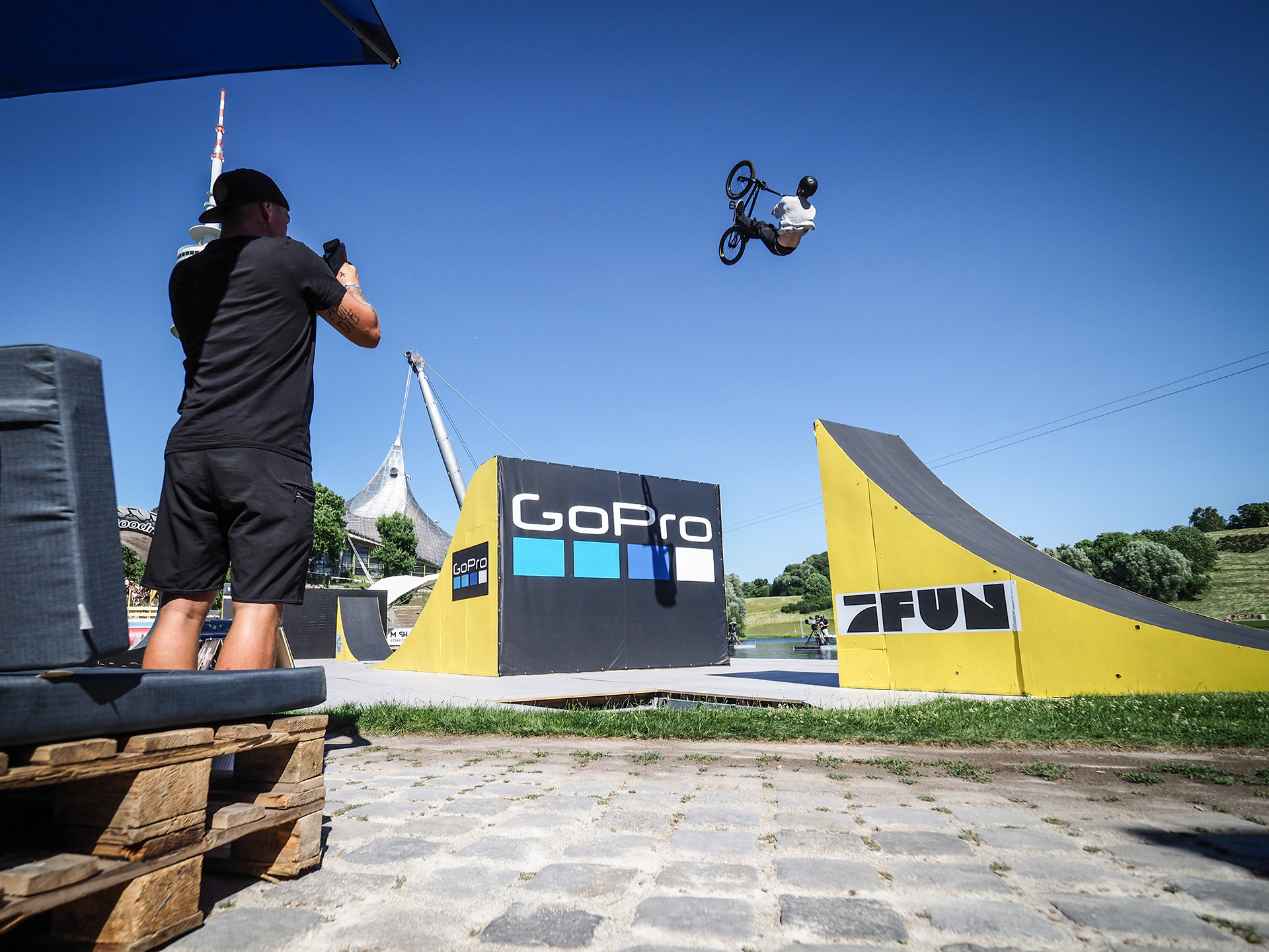 Daniel Tünte war der erste Fahrer, der die Dinger am Donnerstag antestete – und dementsprechend mulmig war ihm auch vor dem ersten Sprung, denn niemand wusste genau, wie schnell man dafür anfahren musste. Am Ende des Wochenendes hatte der Deutsche Parkmeister die Sache aber gut im Griff und machte im Finale sogar mehrfach Backflip Bar über das erste Gap