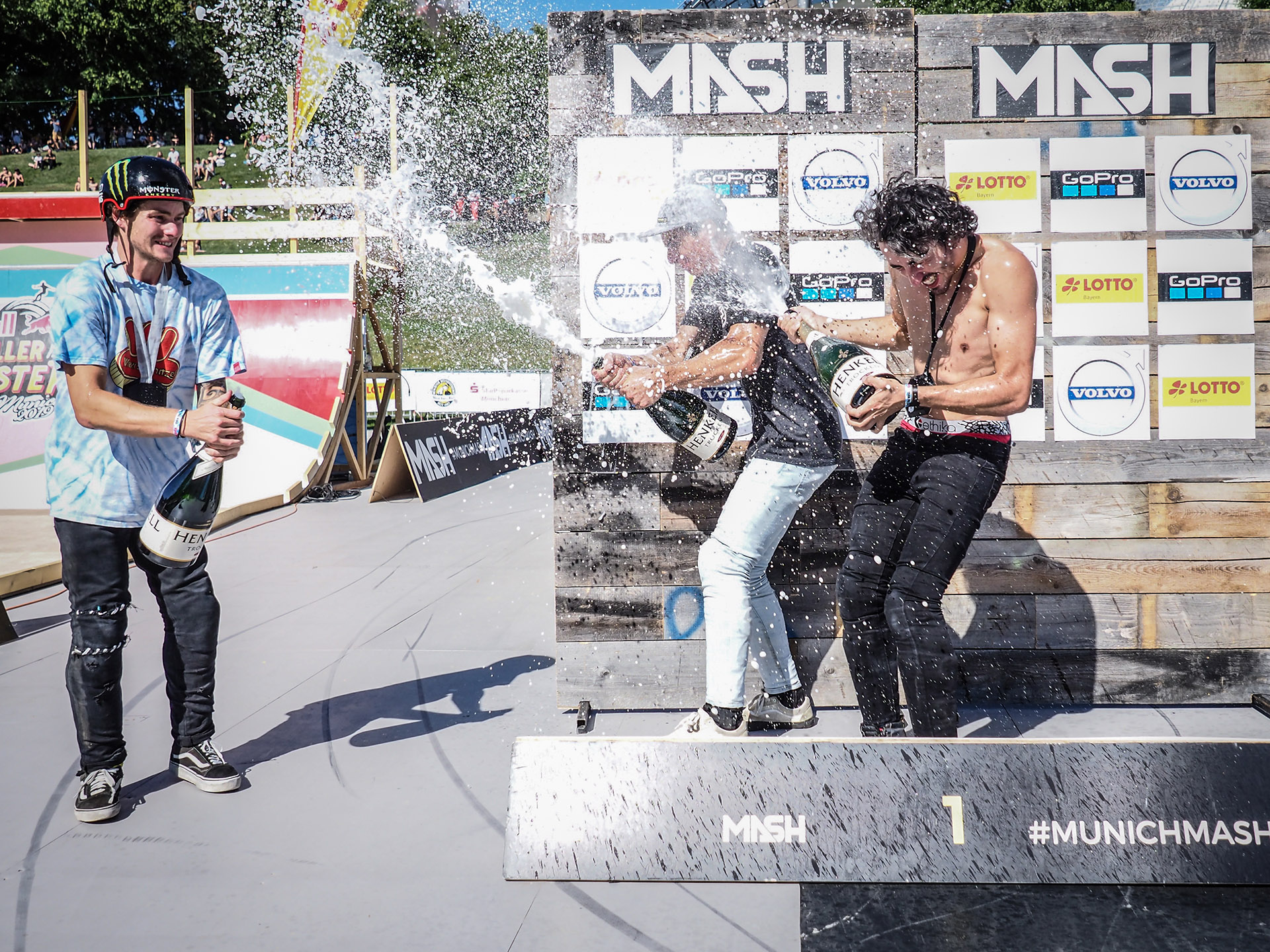 So feiern Gewinner bei über 35 Grad im Schatten: erst Champagnerdusche, …
