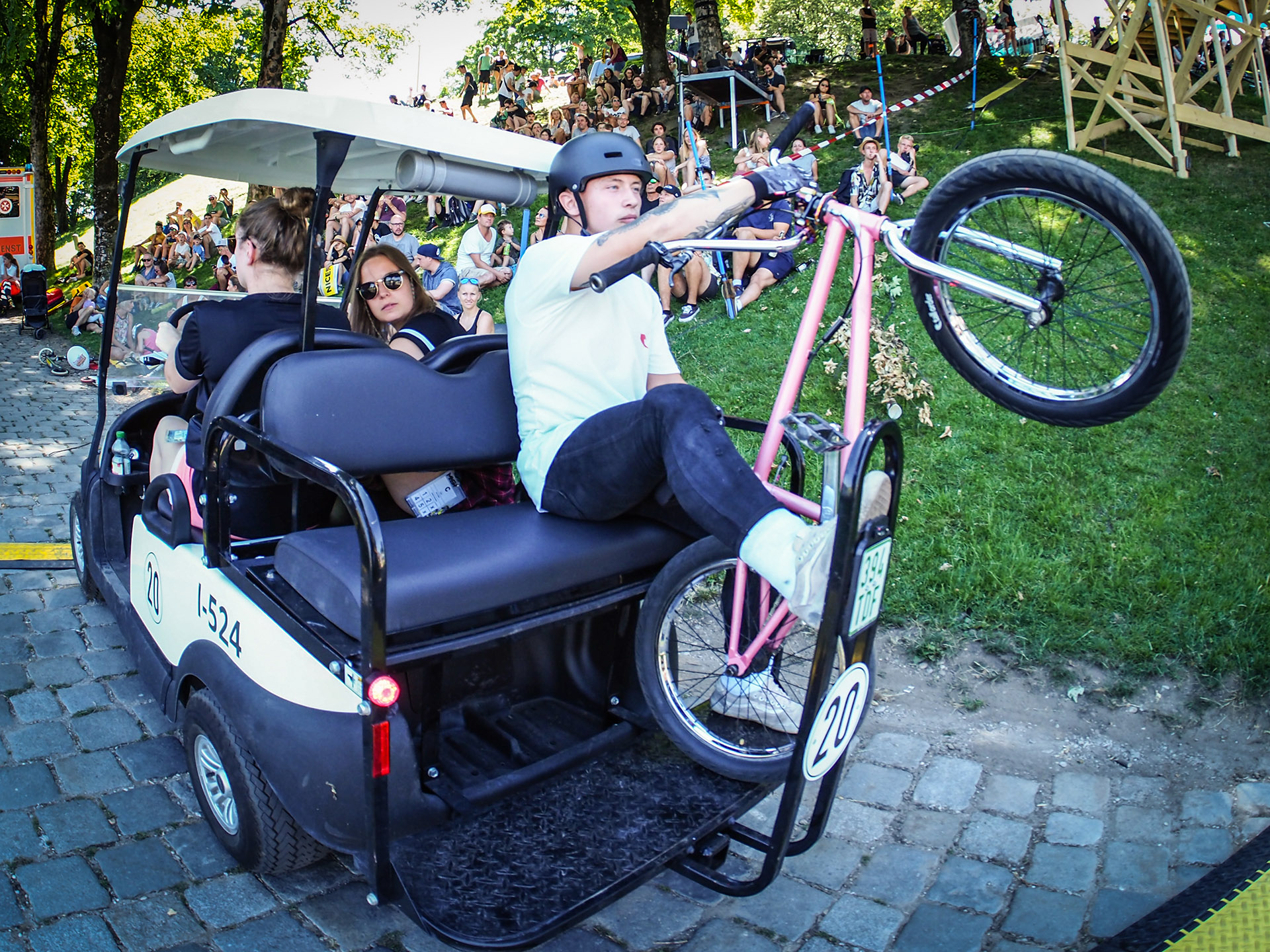 Die fauleren Kandidaten nutzten hingegen den Shuttleservice – so wie Kieran Reilly hier. Es sei ihm vergönnt, schließlich war es speziell am Sonntag echt heiß in München