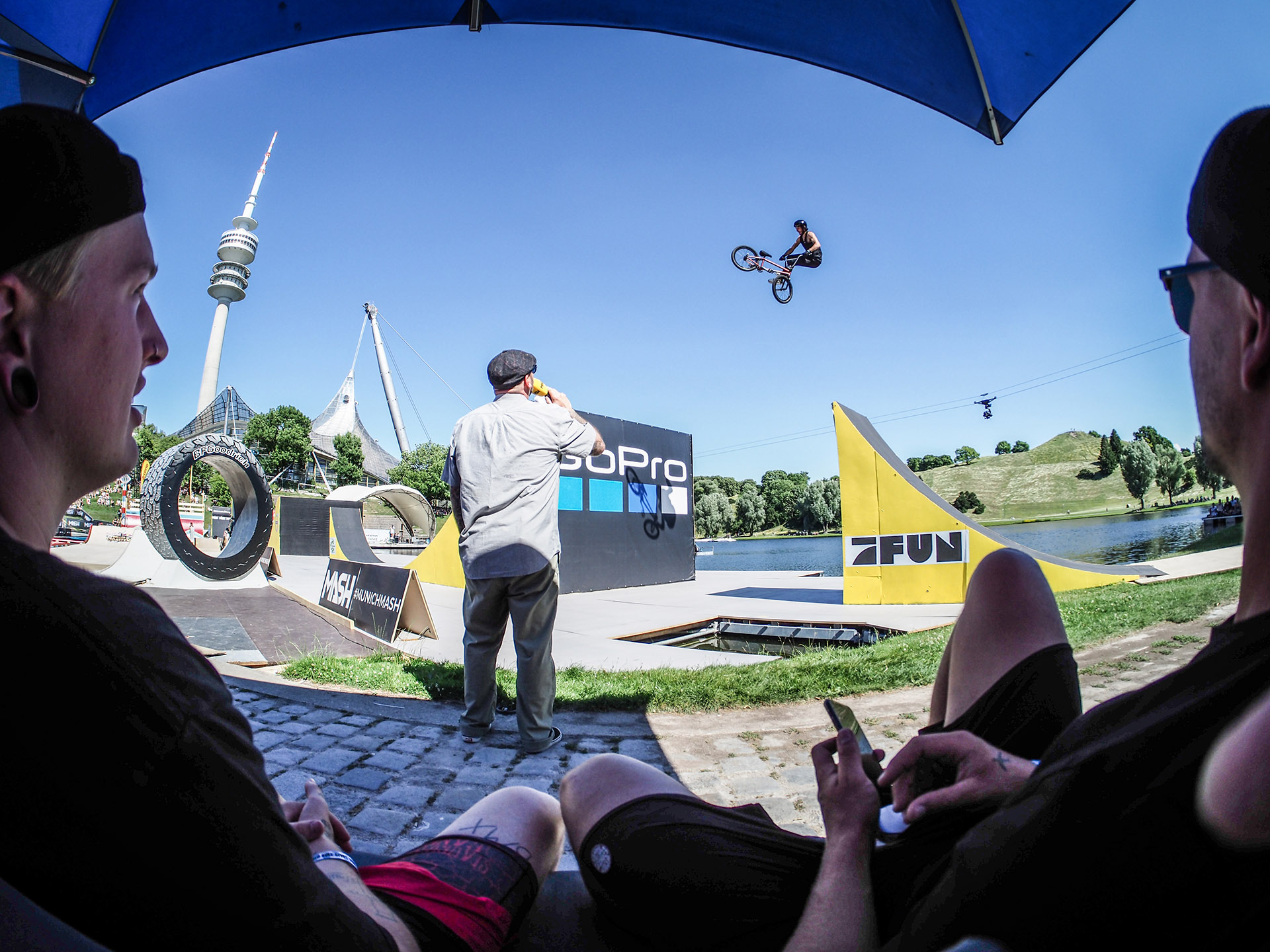 Jack Clark machte aus Prinzip an jedem Sprung einen 360 mit mindestens einer Variation, meistens sogar mit zwei. Es ist also davon auszugehen, dass er an diesem 360 Tailwhip noch einen Barspin oder Table Top drangehängt hat