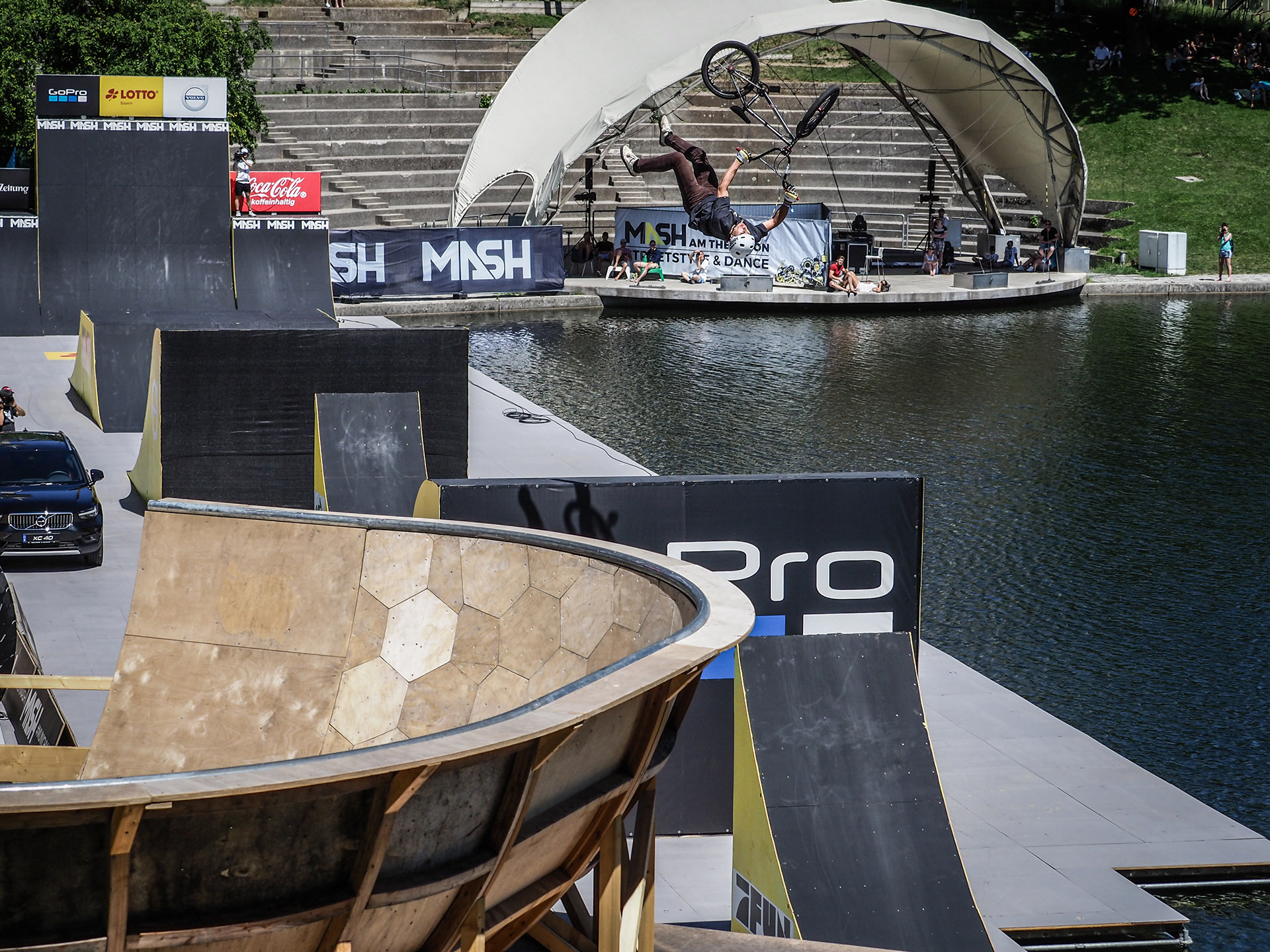 Und hier haben wir ihn, den Gewinner von BMX Lake Line auf dem MASH 2019: Jake Leiva! Der 23-jährige Amerikaner machte pauschal Backflip Double Tailwhips am Ersten und haute danach noch einen 360 Windshield Whiper über den zweiten und einen 360 Triple Tailwhip über den dritten Sprung raus. Und als wäre das nicht schon heftig genug, hatte er am Ende der Line noch immer genug Schwung für einen 900 an der Quarter. Krasser Typ!