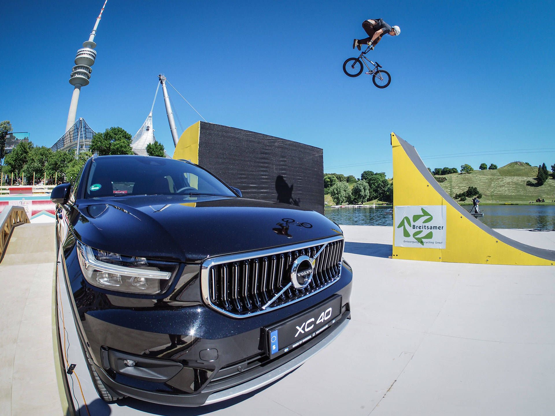 Hier haben wir Jake Leiva und ein Auto im absoluten Park- und Halteverbot, das im Training um Haaresbreite Andy Buckworth zum Verhängnis wurde. Siehe dazu unser Video weiter unten. Und apropos weiter unten: Auf dem nächsten Bild ist Tom van den Bogaard zu sehen, der im Finale versuchte, noch einen Lookback an seine Signature-360-One-Footed-Inverts dranzuhängen, dabei aber überdrehte, was einen Knockout zur Folge hatte