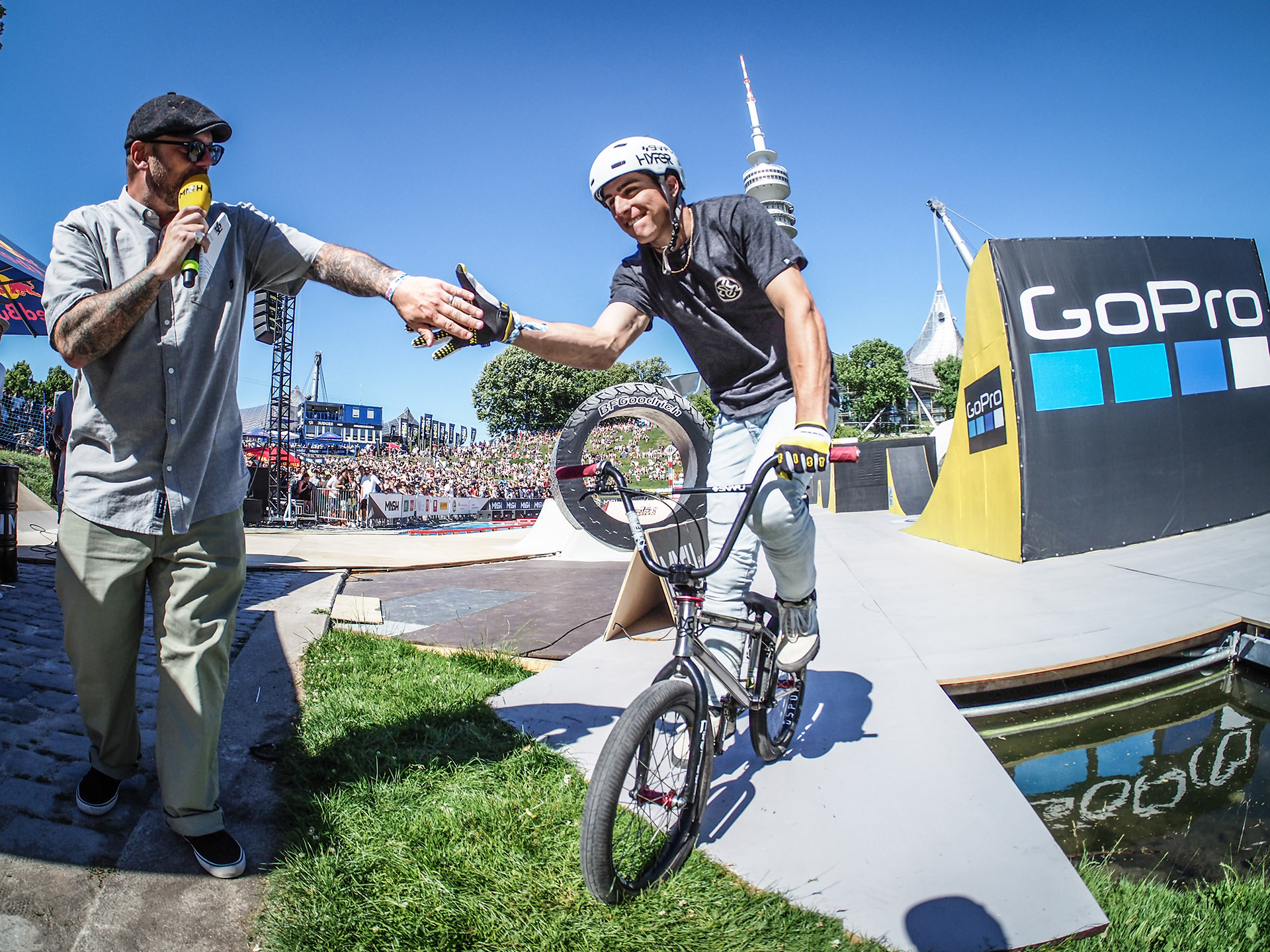Nach so einem Hammerrun kann man sich auch schon mal ein wenig freuen: Jake beim Abklatschen mit dem Host aka Andy Zeiss