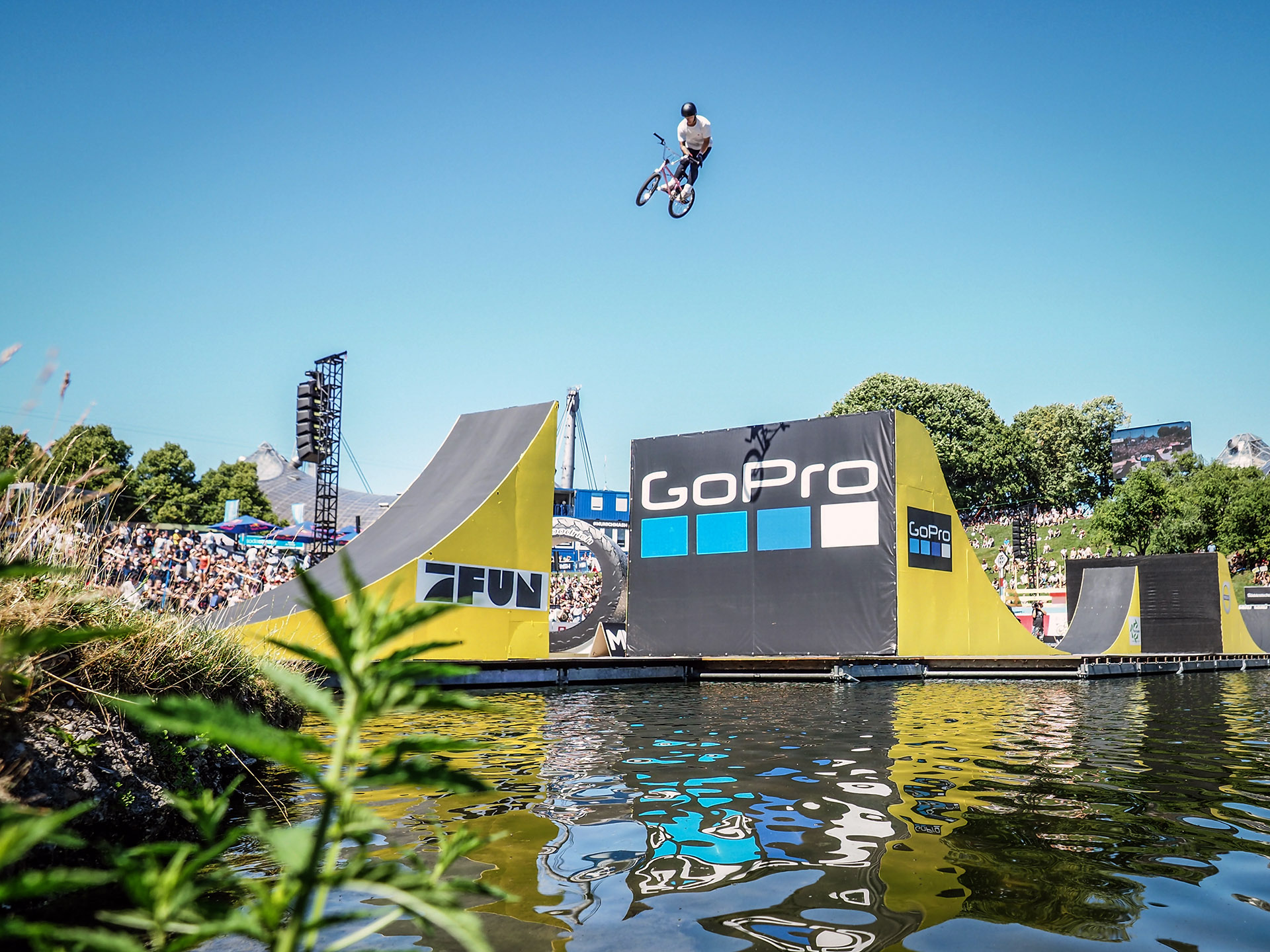 Von wegen, Kieran Reilly kann nicht hoch springen: Riesiger Double Truck zum Schwungholen für einen 720-Double-Tailwhip-Versuch, an dem der 17-jährige Brite leider äußerst knapp scheitere