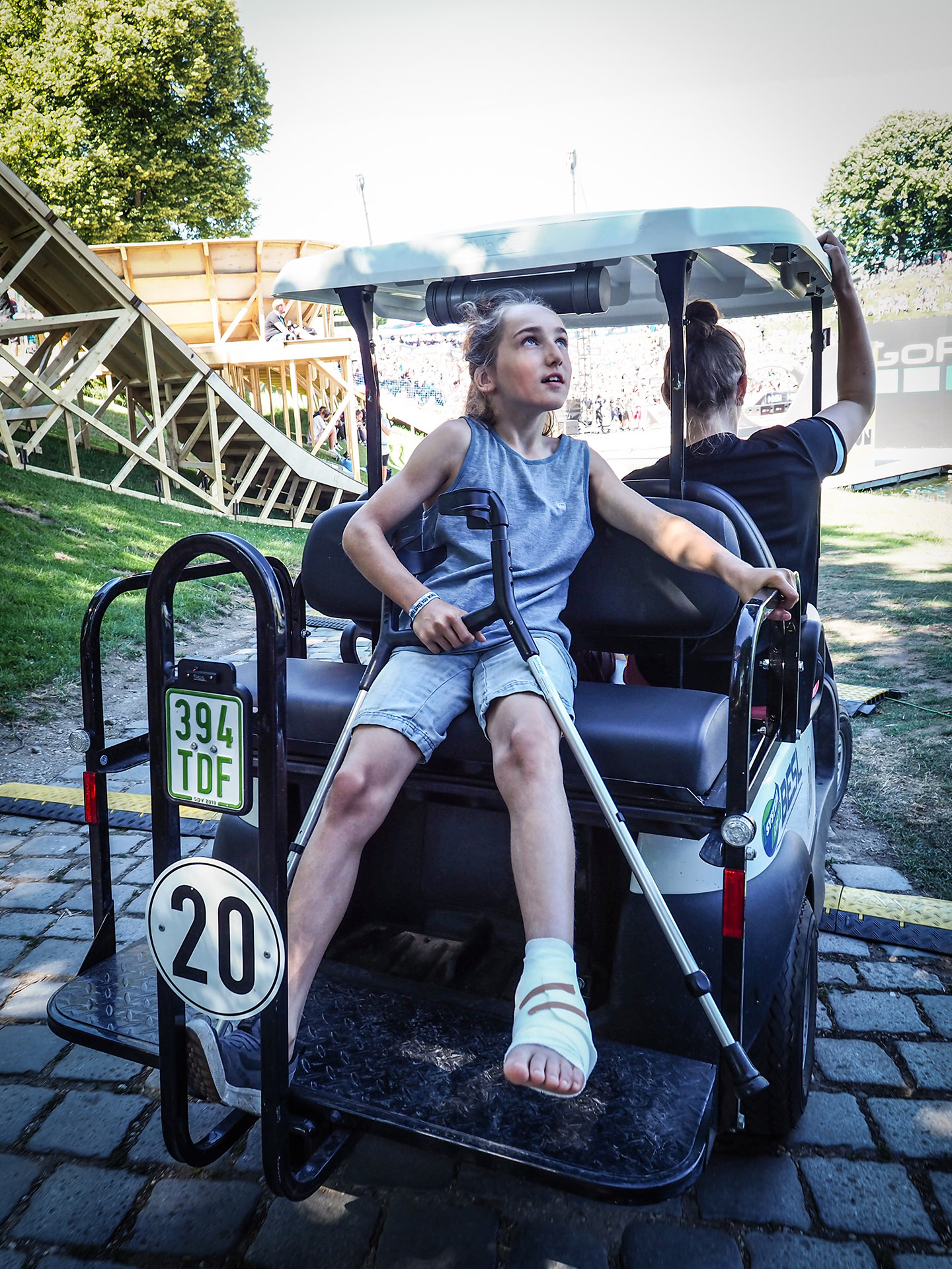 Obwohl die Sprünge wirklich riesig waren, hatte Lennox Zimmermann keine Probleme mit dem Setup. Zumindest bis zu dem Moment, als er sich beim Anlauf für einen Backflip leicht verkalkulierte und spontan in der Luft aussteigen musste. Die Folge: Der Elfjährige landete aus vier Metern Höhe zwischen dem ersten Absprung und der ersten Landung, was ihm zwei geprellte Fußgelenke bescherte. Zum Glück hat er sich nichts gebrochen, aber an eine Teilnahme war nach diesem Sturz leider nicht mehr zu denken. Gute Besserung an dieser Stelle!