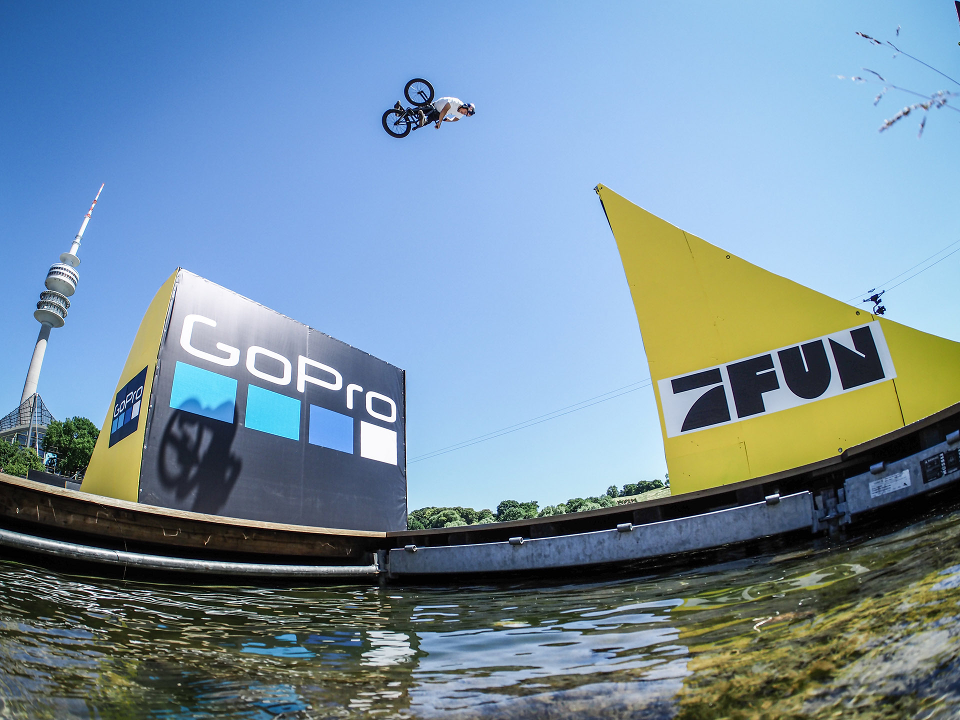 Eigentlich war Sergio Layos als Judge eingeplant, aber nach dem Ausfall von Lennox wurde er als Fahrer nachnominiert