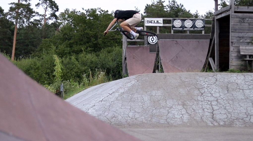 Für seinen "Welcome to 360 Grad Sportshop"-Edit hat Til Urban neulich zwei Tage lang einige Parks im Norden Münchens abgeklappert. Hier ist das Ergebnis.