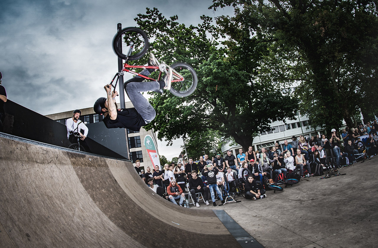 Oakley deutscher Haro-Teamkollege Felix Kirch mit seinem Lieblingstrick: Fakie Frontflip