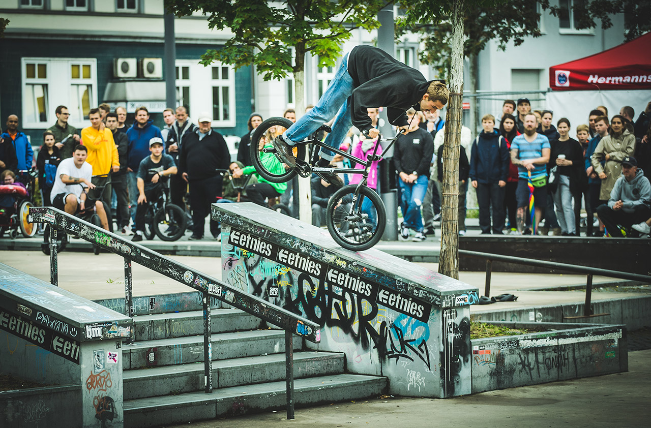 Dieser Nozza von Jan Mihaly die Ledge runter wird noch besser, wenn man weiß, dass er als Aufgang einen Sprocket gemacht hat