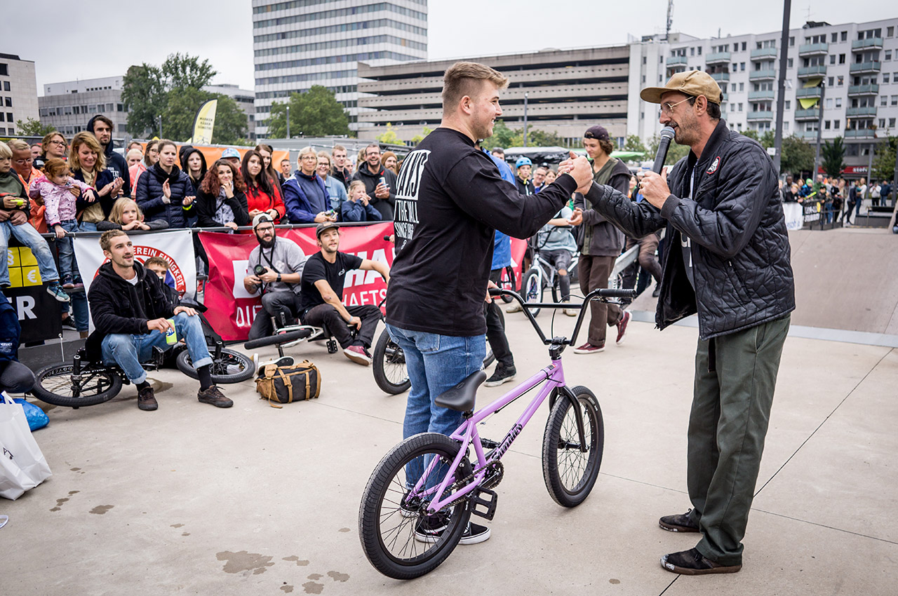 Auch in diesem Jahr wurde im Rahmen des Bielefeld City Jams wieder ein Komplettrad von Sunday Bikes verlost. Der glückliche Gewinner hieß diesmal Leon Ottenströer. Herzlichen Glückwunsch!